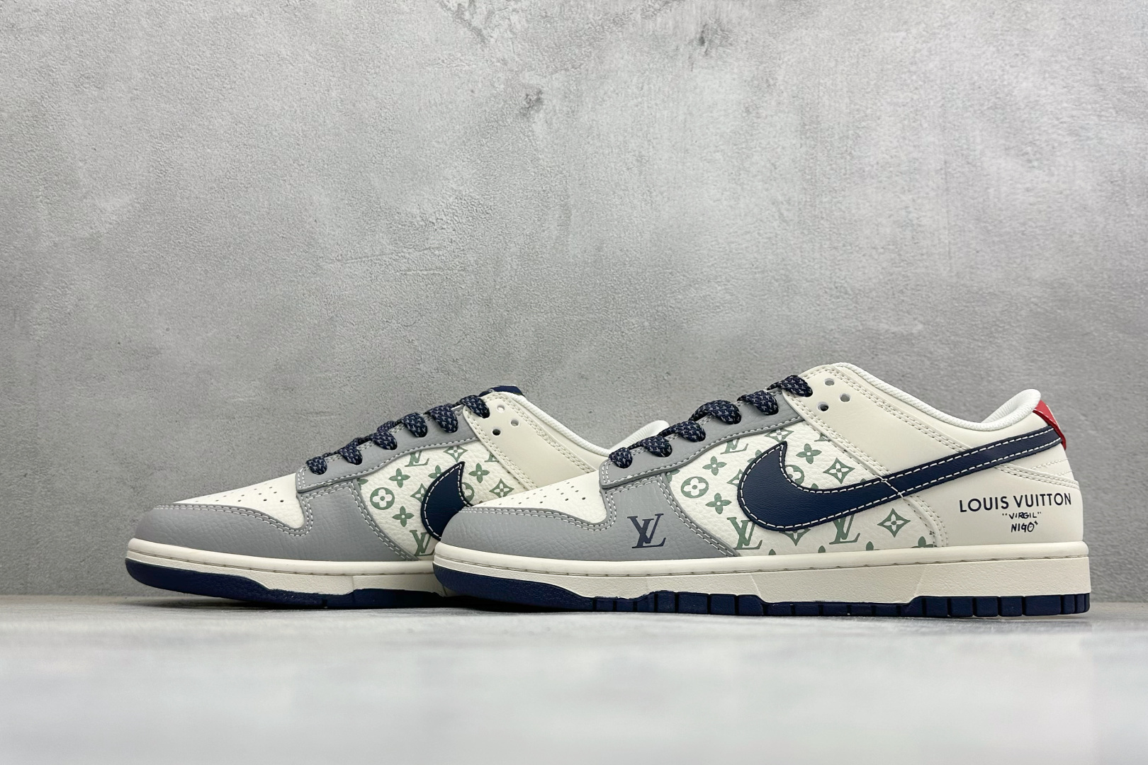 复古格调 潮搭神器 SB DUNK LOW 浅灰与奶白拼接鞋面 搭配经典LV老花印花 XX3168-161
