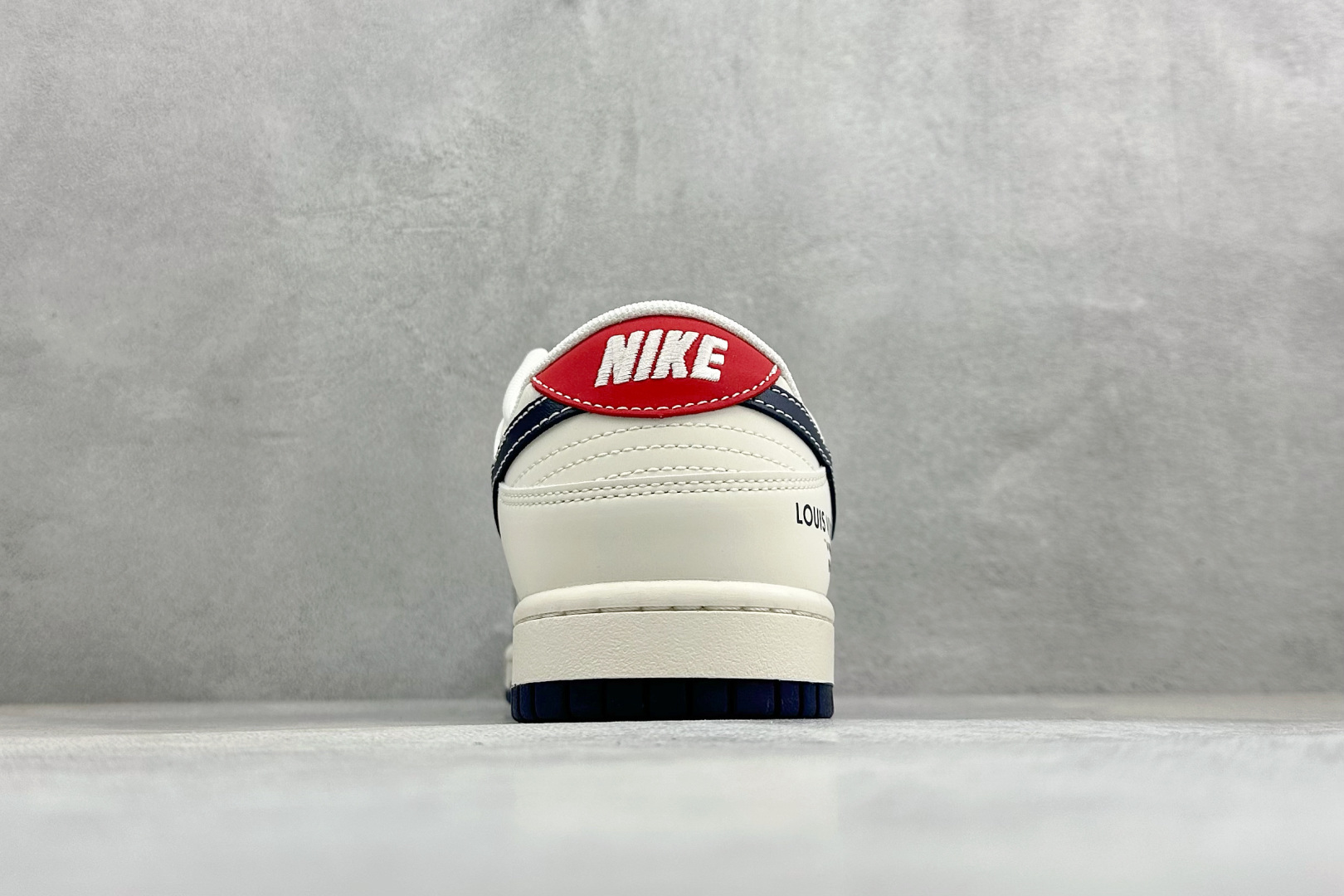 复古格调 潮搭神器 SB DUNK LOW 浅灰与奶白拼接鞋面 搭配经典LV老花印花 XX3168-161