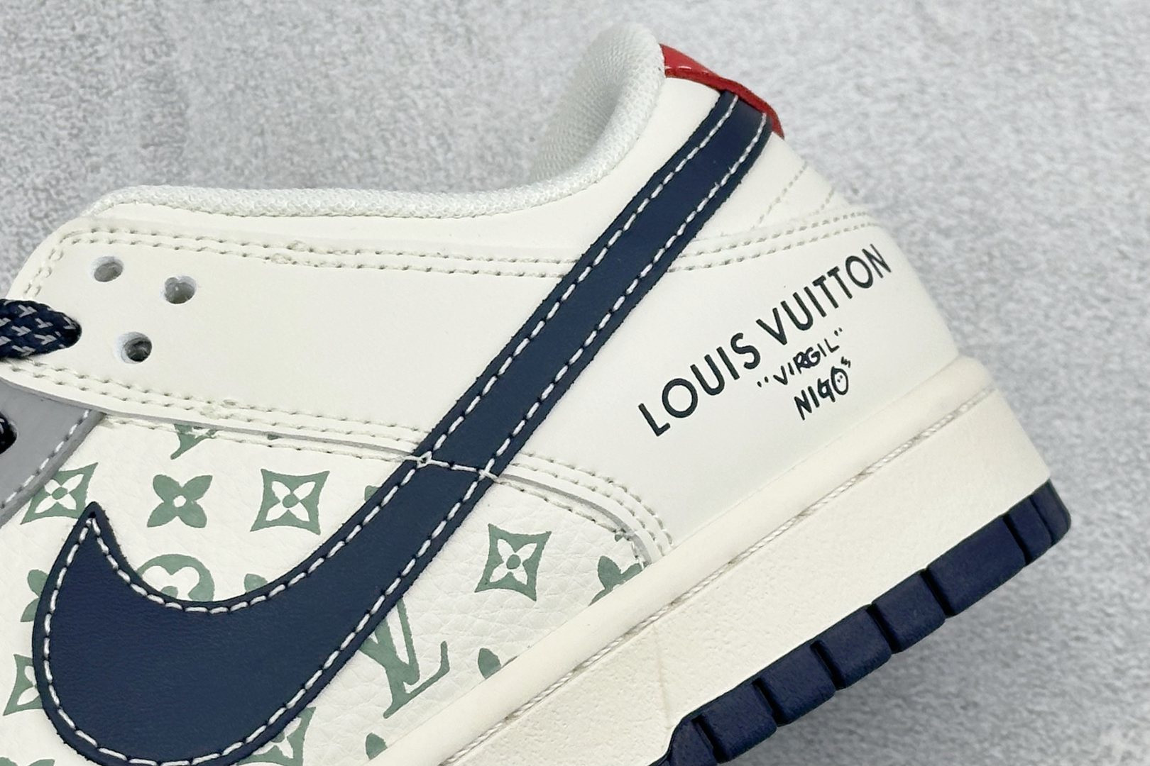 复古格调 潮搭神器 SB DUNK LOW 浅灰与奶白拼接鞋面 搭配经典LV老花印花 XX3168-161