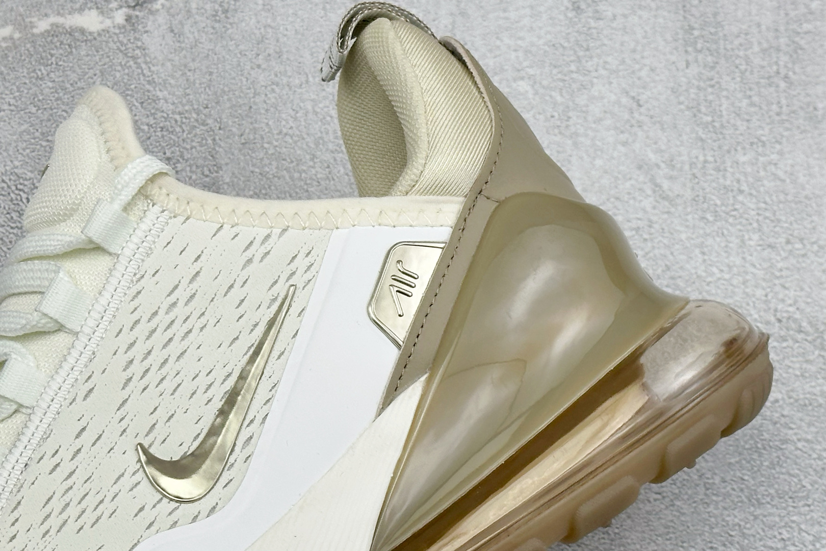 Nike Air Max 270 Premium 半掌气垫休闲跑鞋 IO9883-101
