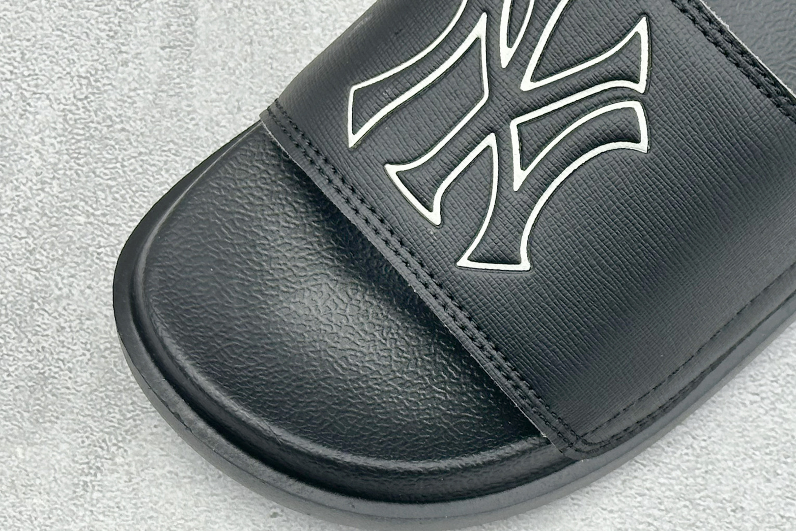 NY版 MLB New York Yankees 拖鞋 字母印花 韩国限定MLB 字母百搭潮流款情侣拖鞋 3ALPCMM4N