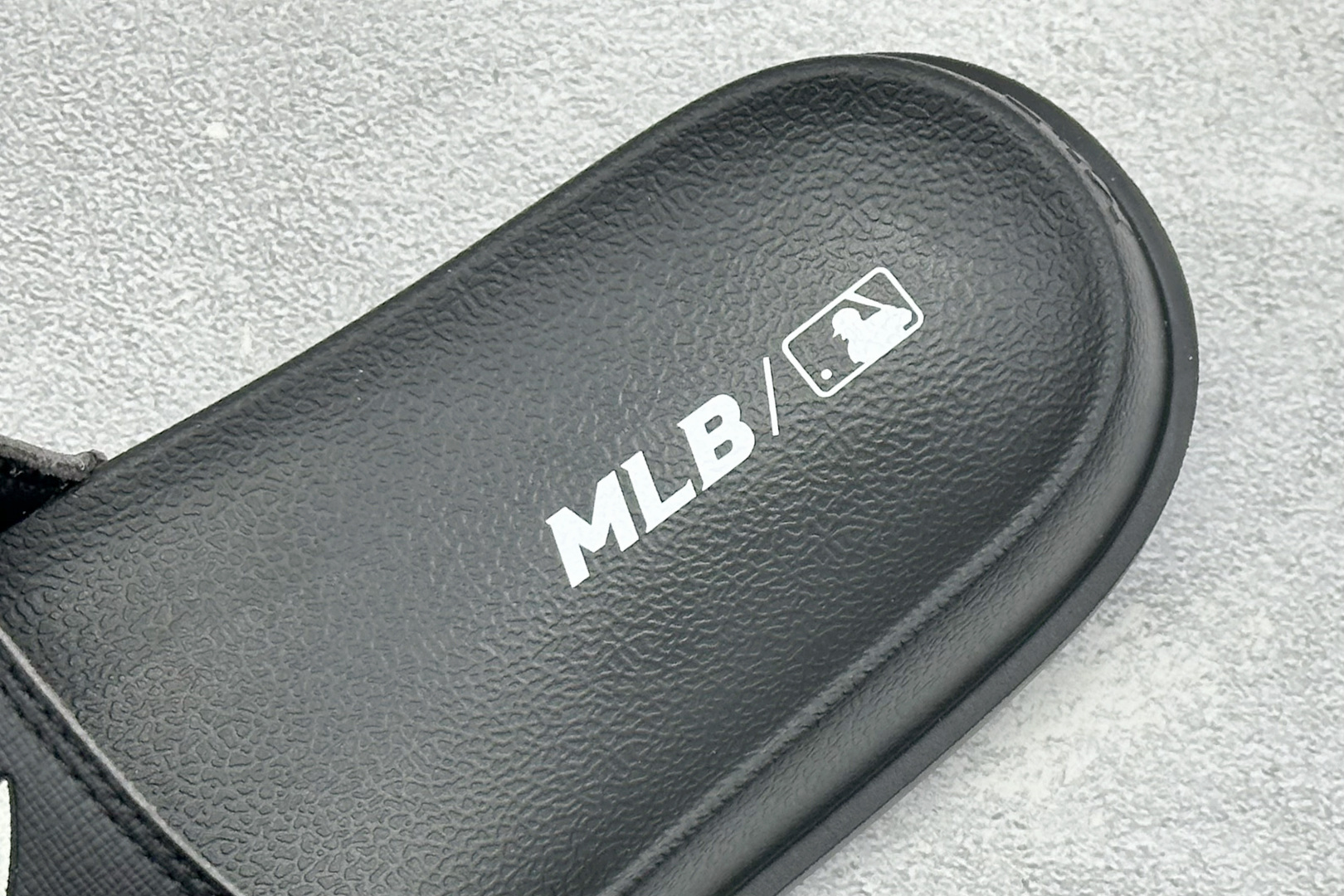 NY版 MLB New York Yankees 拖鞋 字母印花 韩国限定MLB 字母百搭潮流款情侣拖鞋 3ALPCMM4N