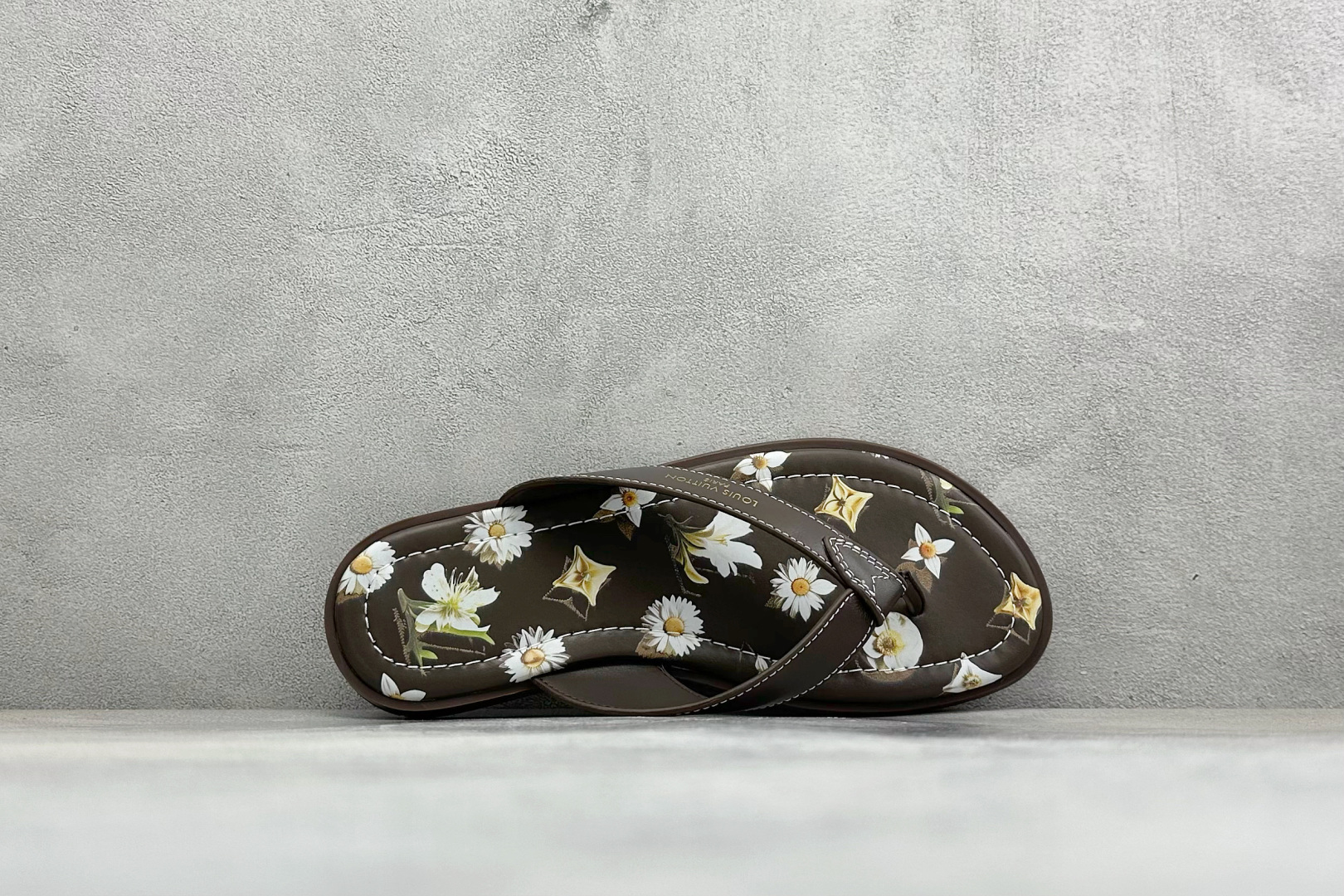 LV 夏日限定人字拖 花漾VS经典黑 夏天的高级感 从一双拖鞋开始-Top High Quatity Cheap Sneakers Fashion Clothing Clothes Bags handbags Shoes of all Brand wholesale With The best Quality And Beautiful Price from China Factory Chinese suppliers wholesaler seller LV 夏日限定人字拖 花漾VS经典黑 夏天的高级感 从一双拖鞋开始
