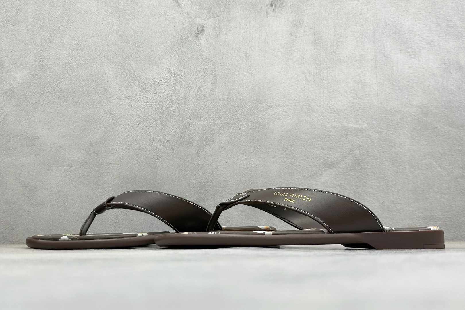 LV 夏日限定人字拖 花漾VS经典黑 夏天的高级感 从一双拖鞋开始-Top High Quatity Cheap Sneakers Fashion Clothing Clothes Bags handbags Shoes of all Brand wholesale With The best Quality And Beautiful Price from China Factory Chinese suppliers wholesaler seller LV 夏日限定人字拖 花漾VS经典黑 夏天的高级感 从一双拖鞋开始