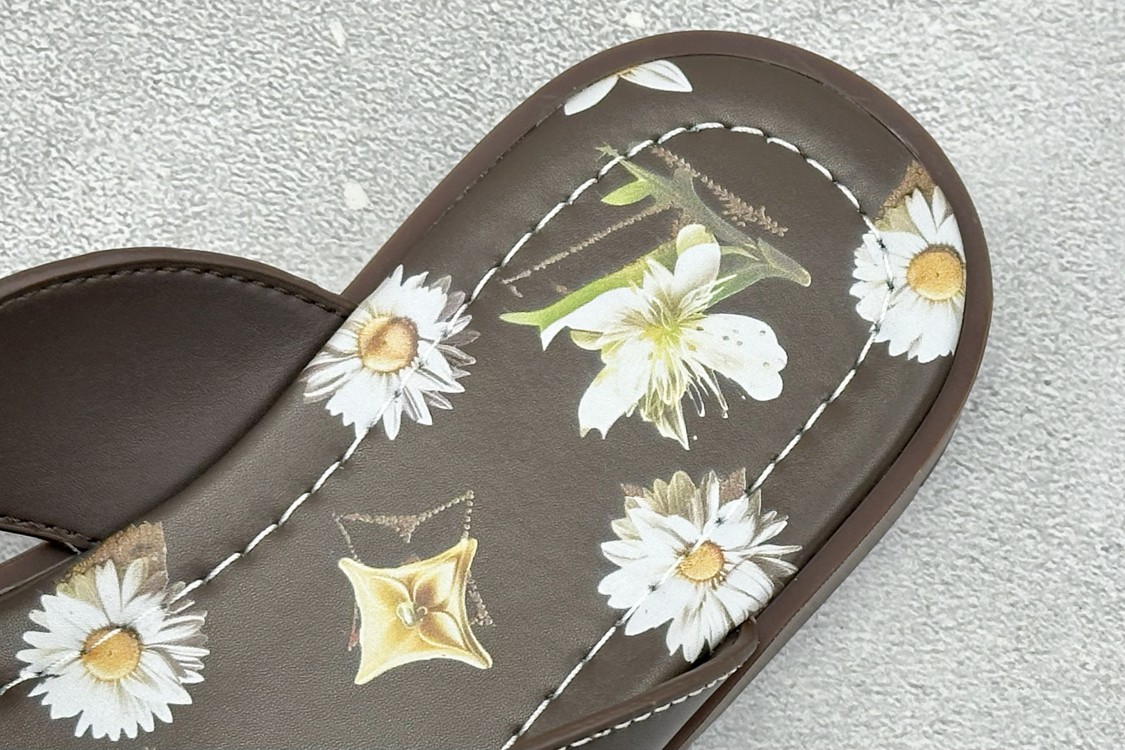 LV 夏日限定人字拖 花漾VS经典黑 夏天的高级感 从一双拖鞋开始-Top High Quatity Cheap Sneakers Fashion Clothing Clothes Bags handbags Shoes of all Brand wholesale With The best Quality And Beautiful Price from China Factory Chinese suppliers wholesaler seller LV 夏日限定人字拖 花漾VS经典黑 夏天的高级感 从一双拖鞋开始