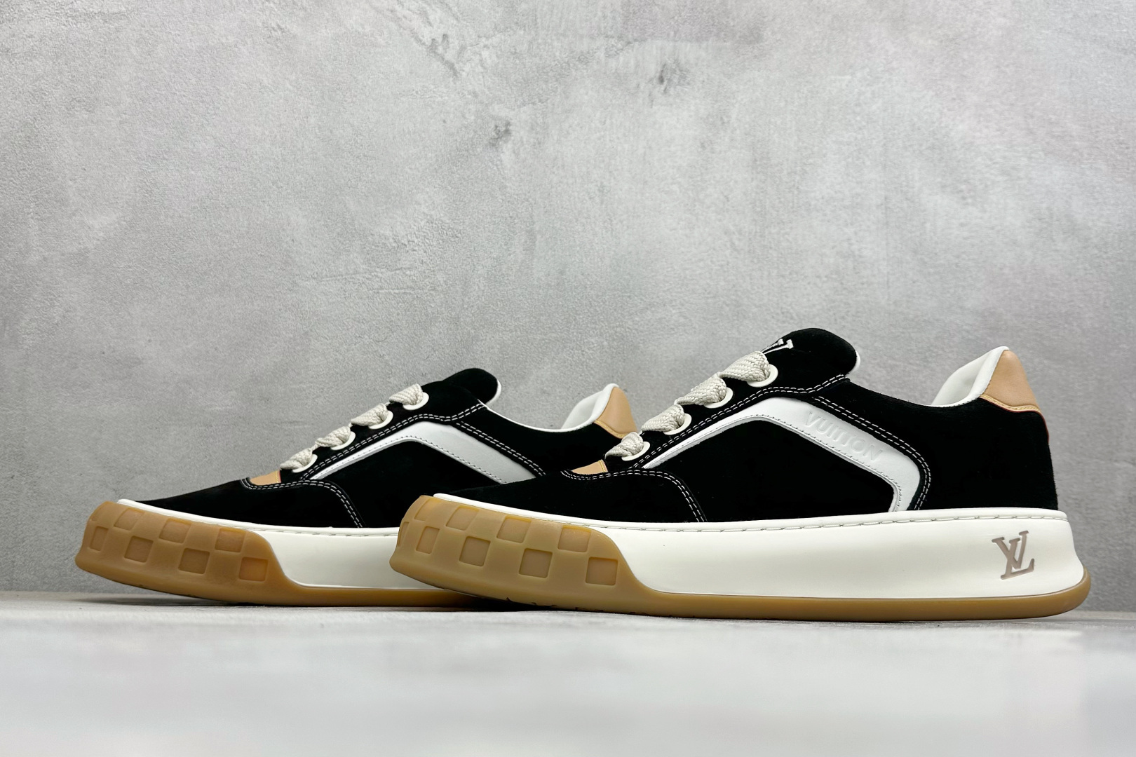 LV tilted市售顶级东莞芯片版本 驴牌 最新情侣款 饼干鞋 1A8KER-Top High Quatity Cheap Sneakers Fashion Clothing Clothes Bags handbags Shoes of all Brand wholesale With The best Quality And Beautiful Price from China Factory Chinese suppliers wholesaler seller LV tilted市售顶级东莞芯片版本 驴牌 最新情侣款 饼干鞋 1A8KER