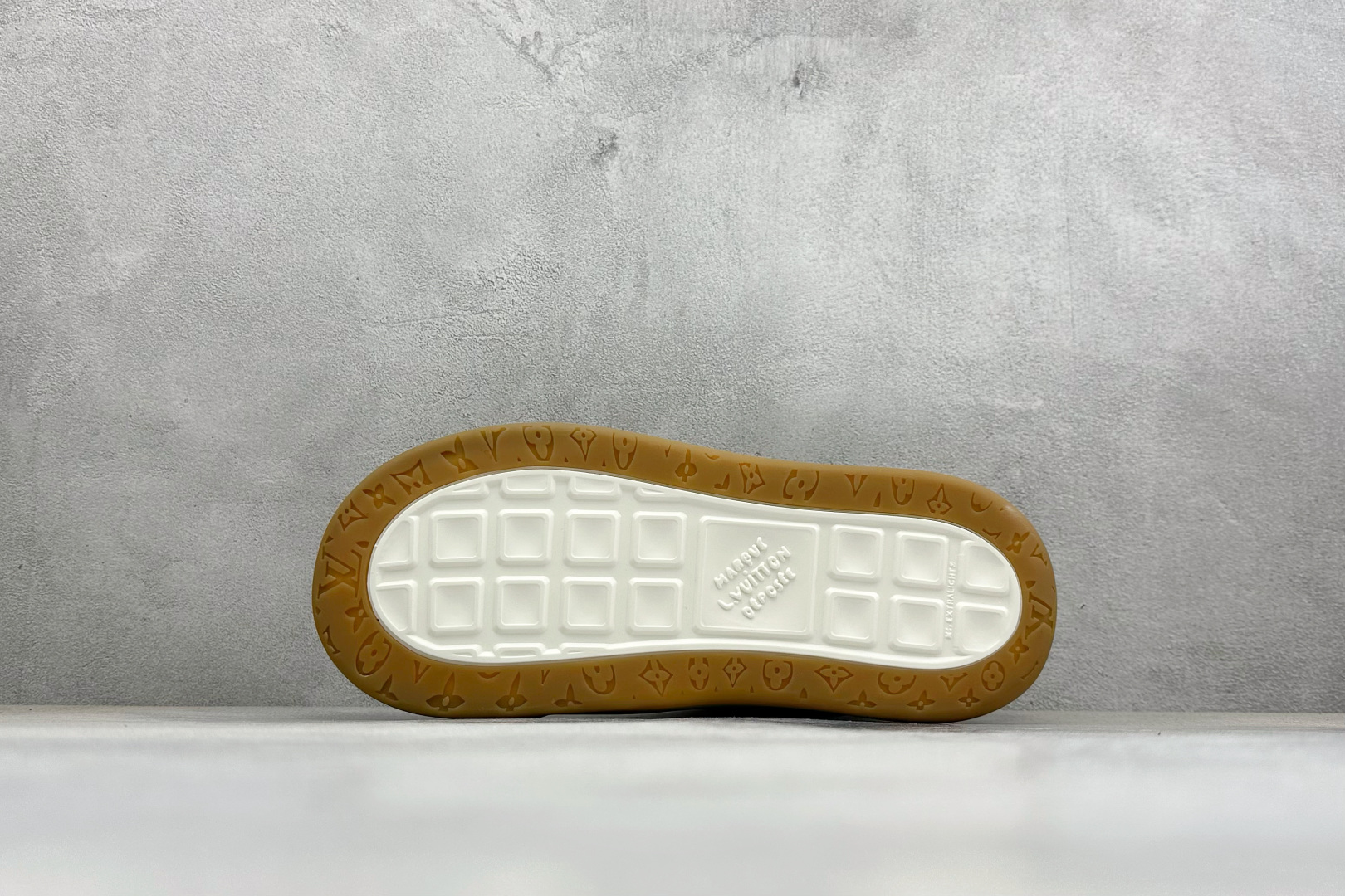 LV tilted市售顶级东莞芯片版本 驴牌 最新情侣款 饼干鞋 1A8KER-Top High Quatity Cheap Sneakers Fashion Clothing Clothes Bags handbags Shoes of all Brand wholesale With The best Quality And Beautiful Price from China Factory Chinese suppliers wholesaler seller LV tilted市售顶级东莞芯片版本 驴牌 最新情侣款 饼干鞋 1A8KER