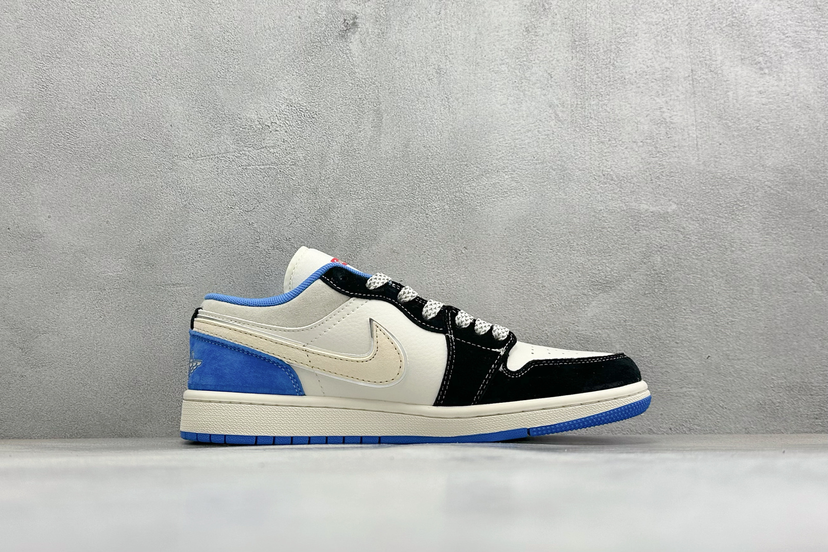 潮搭利器 颜值炸裂 AIR JORDAN 1 AJ1低帮爆款配色强势上新 黑白蓝撞色吸睛又潮流 XX3318-501-Top High Quatity Cheap Sneakers Fashion Clothing Clothes Bags handbags Shoes of all Brand wholesale With The best Quality And Beautiful Price from China Factory Chinese suppliers wholesaler seller 潮搭利器 颜值炸裂 AIR JORDAN 1 AJ1低帮爆款配色强势上新 黑白蓝撞色吸睛又潮流 XX3318-501