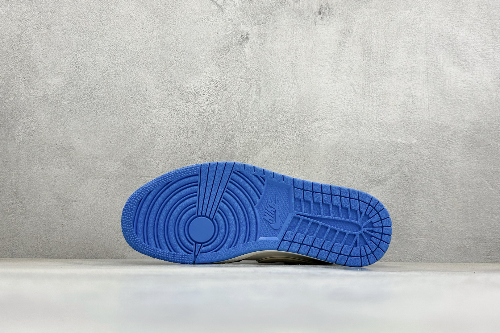 潮搭利器 颜值炸裂 AIR JORDAN 1 AJ1低帮爆款配色强势上新 黑白蓝撞色吸睛又潮流 XX3318-501-Top High Quatity Cheap Sneakers Fashion Clothing Clothes Bags handbags Shoes of all Brand wholesale With The best Quality And Beautiful Price from China Factory Chinese suppliers wholesaler seller 潮搭利器 颜值炸裂 AIR JORDAN 1 AJ1低帮爆款配色强势上新 黑白蓝撞色吸睛又潮流 XX3318-501