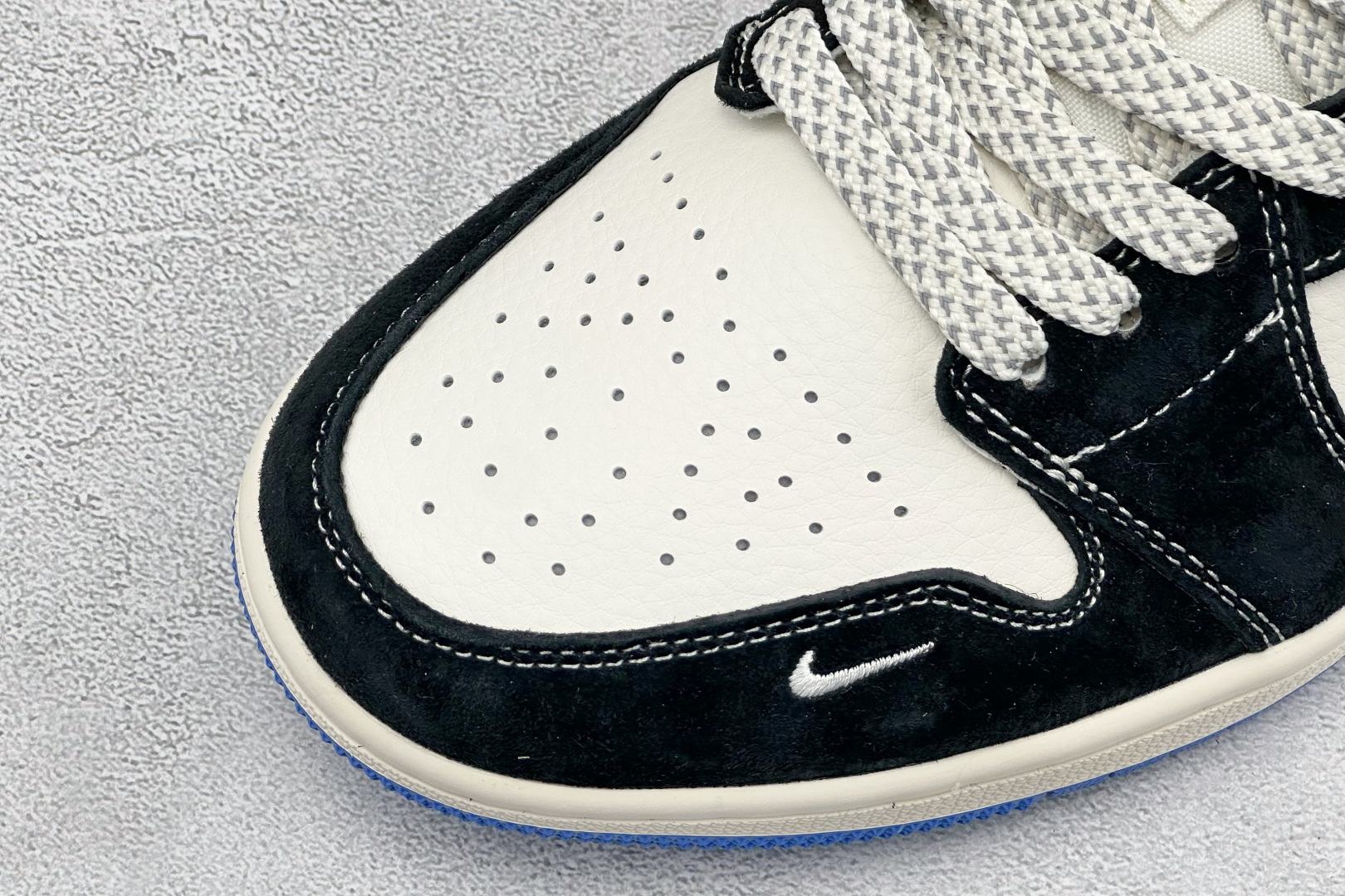 潮搭利器 颜值炸裂 AIR JORDAN 1 AJ1低帮爆款配色强势上新 黑白蓝撞色吸睛又潮流 XX3318-501-Top High Quatity Cheap Sneakers Fashion Clothing Clothes Bags handbags Shoes of all Brand wholesale With The best Quality And Beautiful Price from China Factory Chinese suppliers wholesaler seller 潮搭利器 颜值炸裂 AIR JORDAN 1 AJ1低帮爆款配色强势上新 黑白蓝撞色吸睛又潮流 XX3318-501