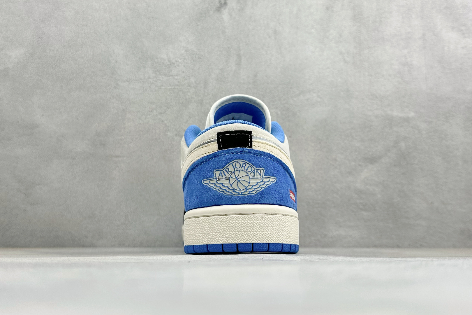 潮搭利器 颜值炸裂 AIR JORDAN 1 AJ1低帮爆款配色强势上新 黑白蓝撞色吸睛又潮流 XX3318-501-Top High Quatity Cheap Sneakers Fashion Clothing Clothes Bags handbags Shoes of all Brand wholesale With The best Quality And Beautiful Price from China Factory Chinese suppliers wholesaler seller 潮搭利器 颜值炸裂 AIR JORDAN 1 AJ1低帮爆款配色强势上新 黑白蓝撞色吸睛又潮流 XX3318-501