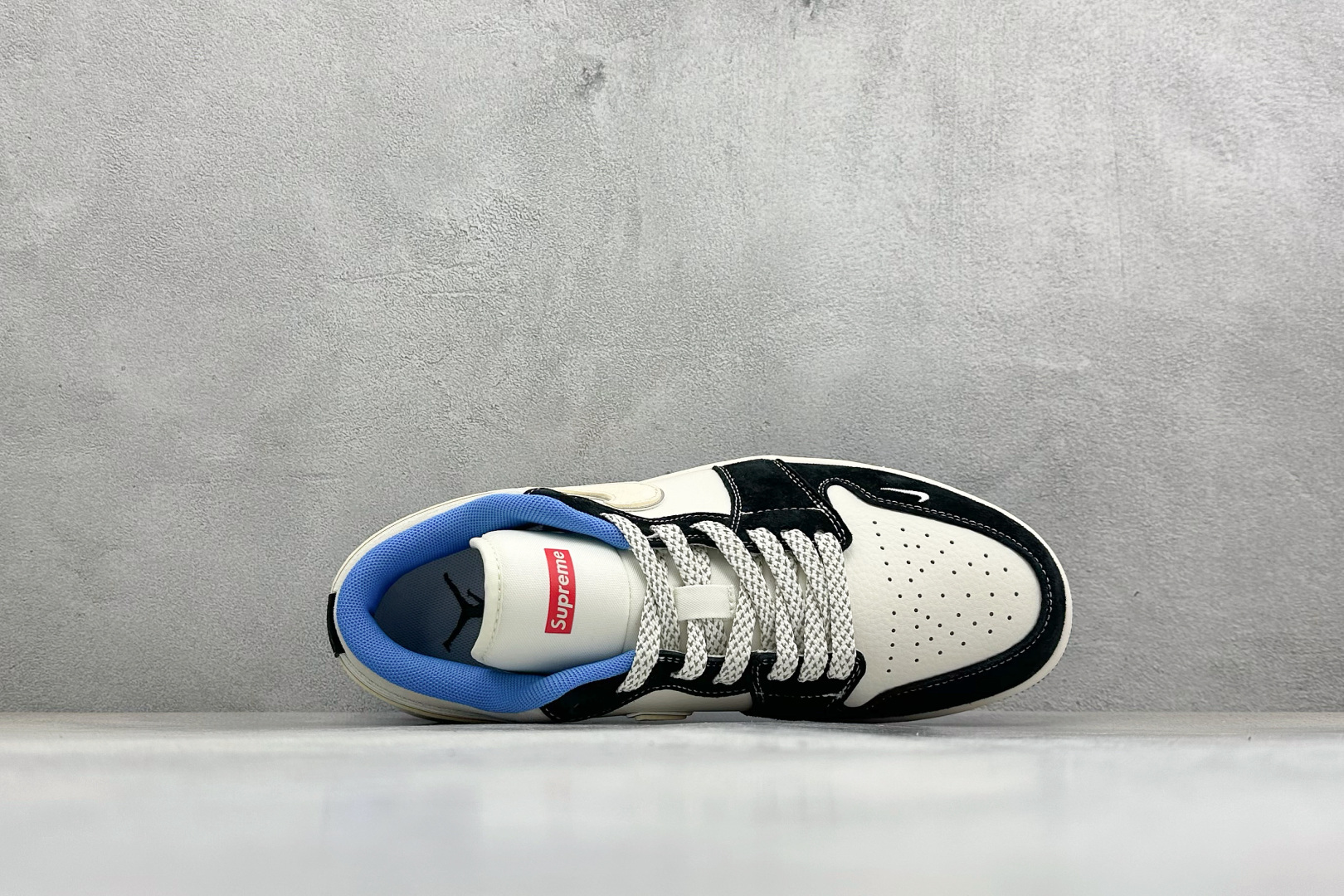 潮搭利器 颜值炸裂 AIR JORDAN 1 AJ1低帮爆款配色强势上新 黑白蓝撞色吸睛又潮流 XX3318-501-Top High Quatity Cheap Sneakers Fashion Clothing Clothes Bags handbags Shoes of all Brand wholesale With The best Quality And Beautiful Price from China Factory Chinese suppliers wholesaler seller 潮搭利器 颜值炸裂 AIR JORDAN 1 AJ1低帮爆款配色强势上新 黑白蓝撞色吸睛又潮流 XX3318-501