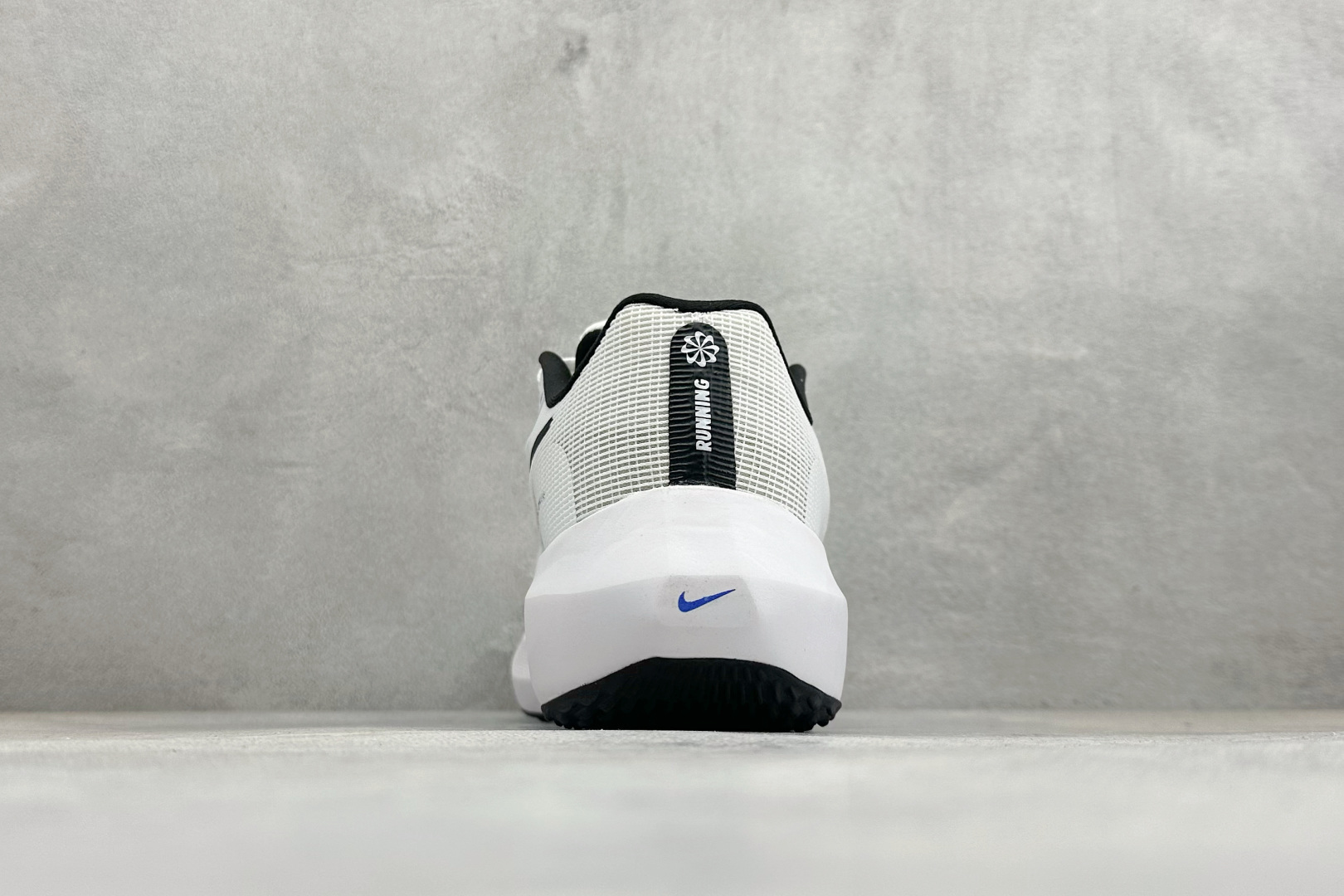 NK Zoom Fly 5 马拉松长跑运动休闲缓震碳板跑步鞋独家开模内嵌全掌铲形真碳板.如拆解发现非碳板