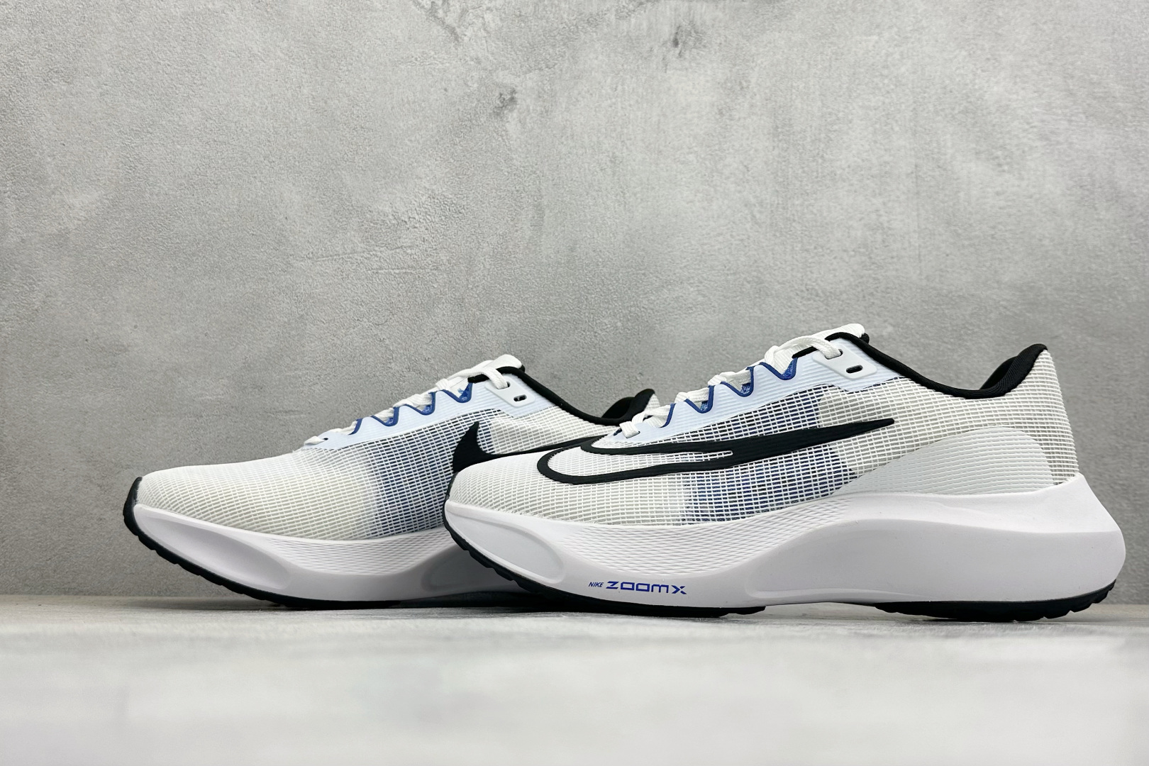 NK Zoom Fly 5 马拉松长跑运动休闲缓震碳板跑步鞋独家开模内嵌全掌铲形真碳板.如拆解发现非碳板