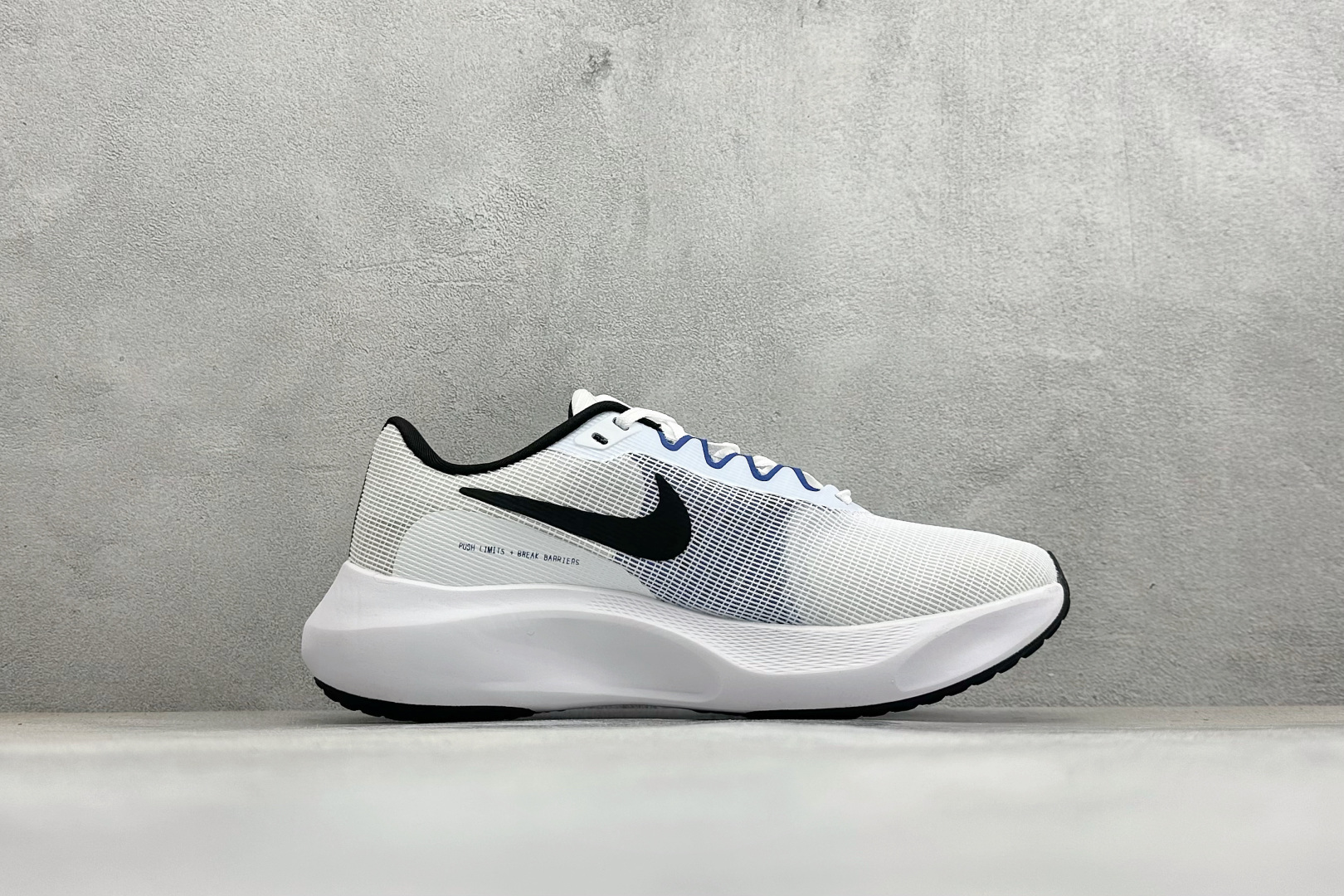 NK Zoom Fly 5 马拉松长跑运动休闲缓震碳板跑步鞋独家开模内嵌全掌铲形真碳板.如拆解发现非碳板