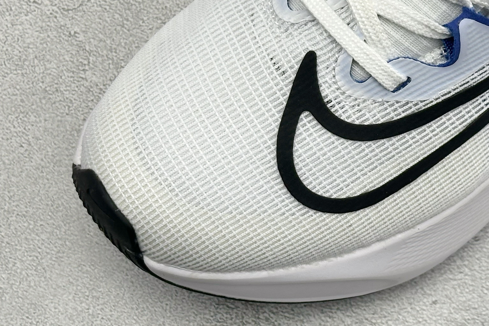 NK Zoom Fly 5 马拉松长跑运动休闲缓震碳板跑步鞋独家开模内嵌全掌铲形真碳板.如拆解发现非碳板