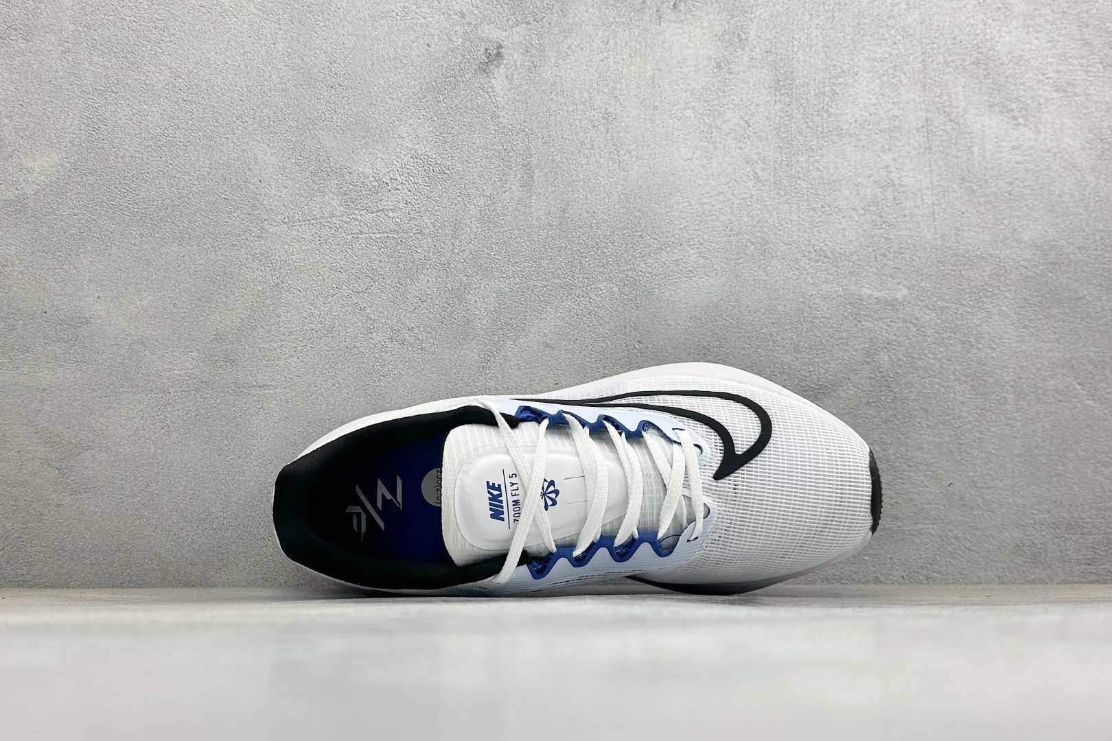 NK Zoom Fly 5 马拉松长跑运动休闲缓震碳板跑步鞋独家开模内嵌全掌铲形真碳板.如拆解发现非碳板