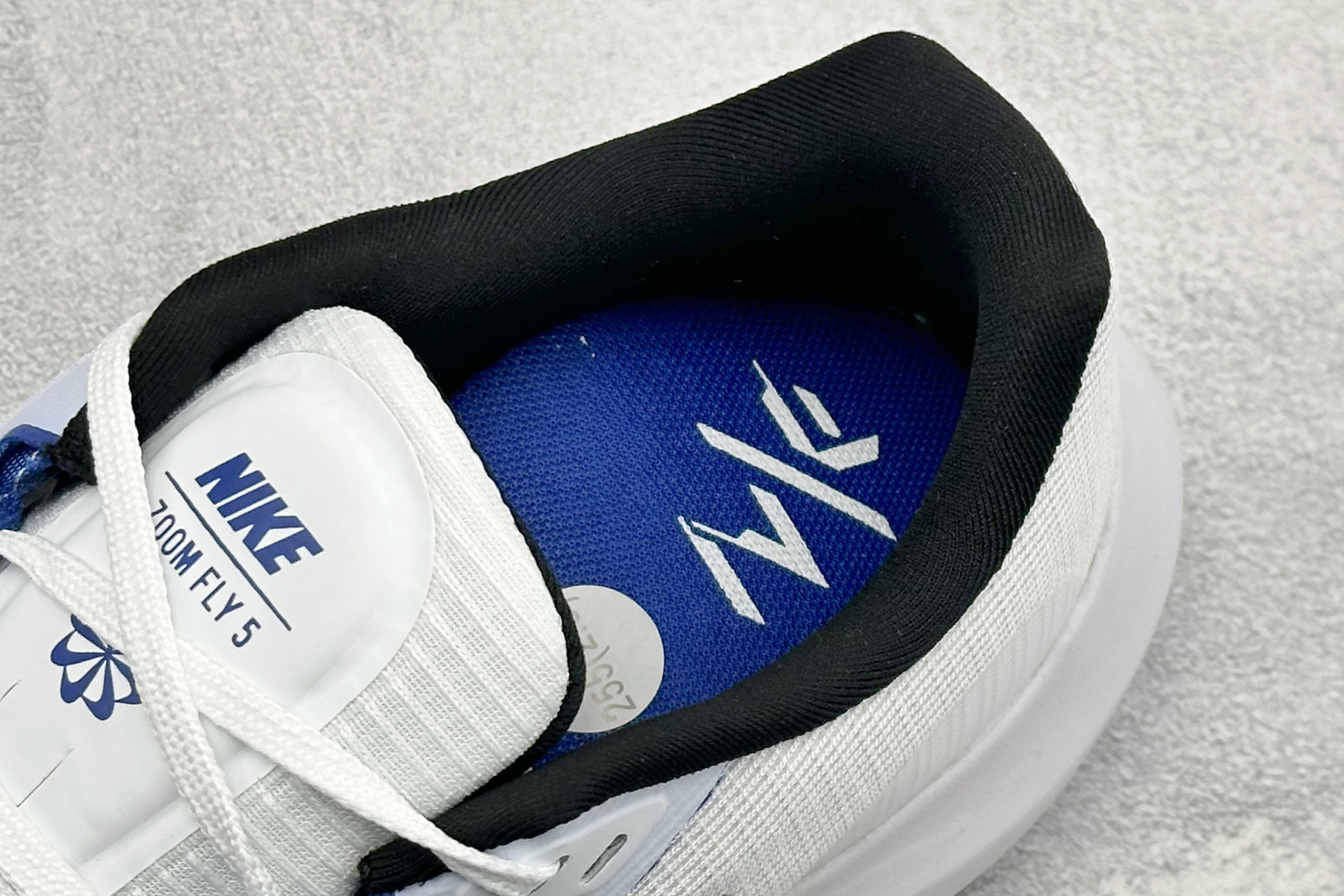 NK Zoom Fly 5 马拉松长跑运动休闲缓震碳板跑步鞋独家开模内嵌全掌铲形真碳板.如拆解发现非碳板