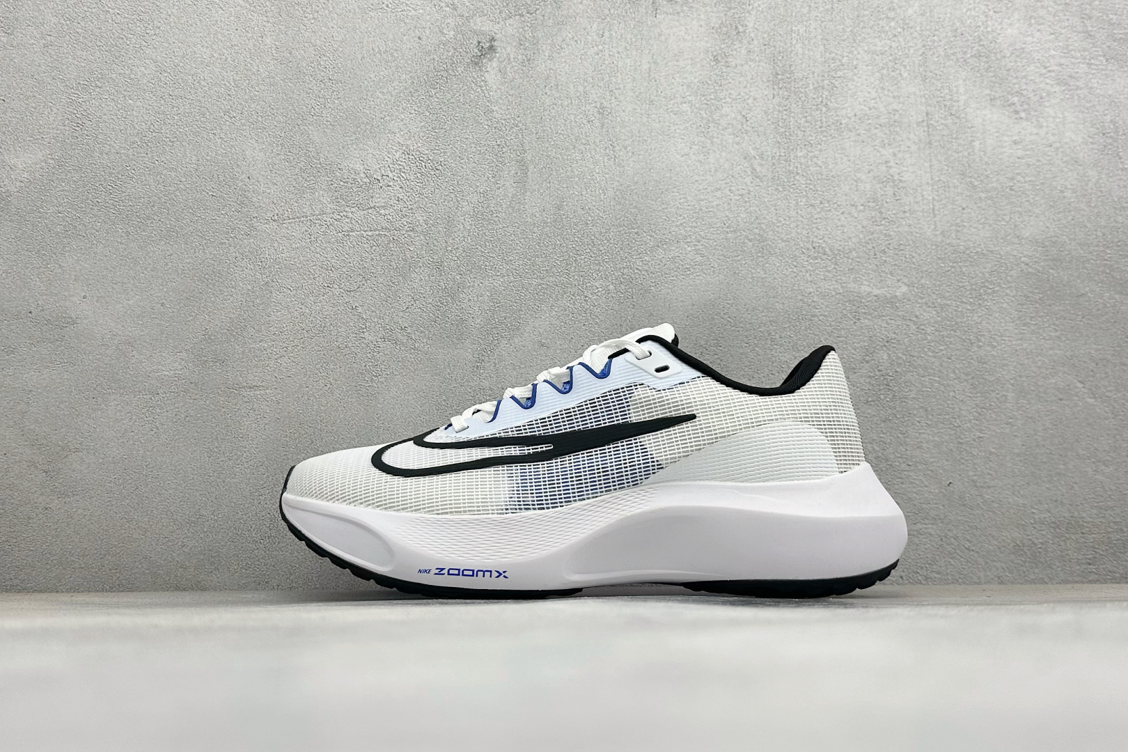 NK Zoom Fly 5 马拉松长跑运动休闲缓震碳板跑步鞋独家开模内嵌全掌铲形真碳板.如拆解发现非碳板