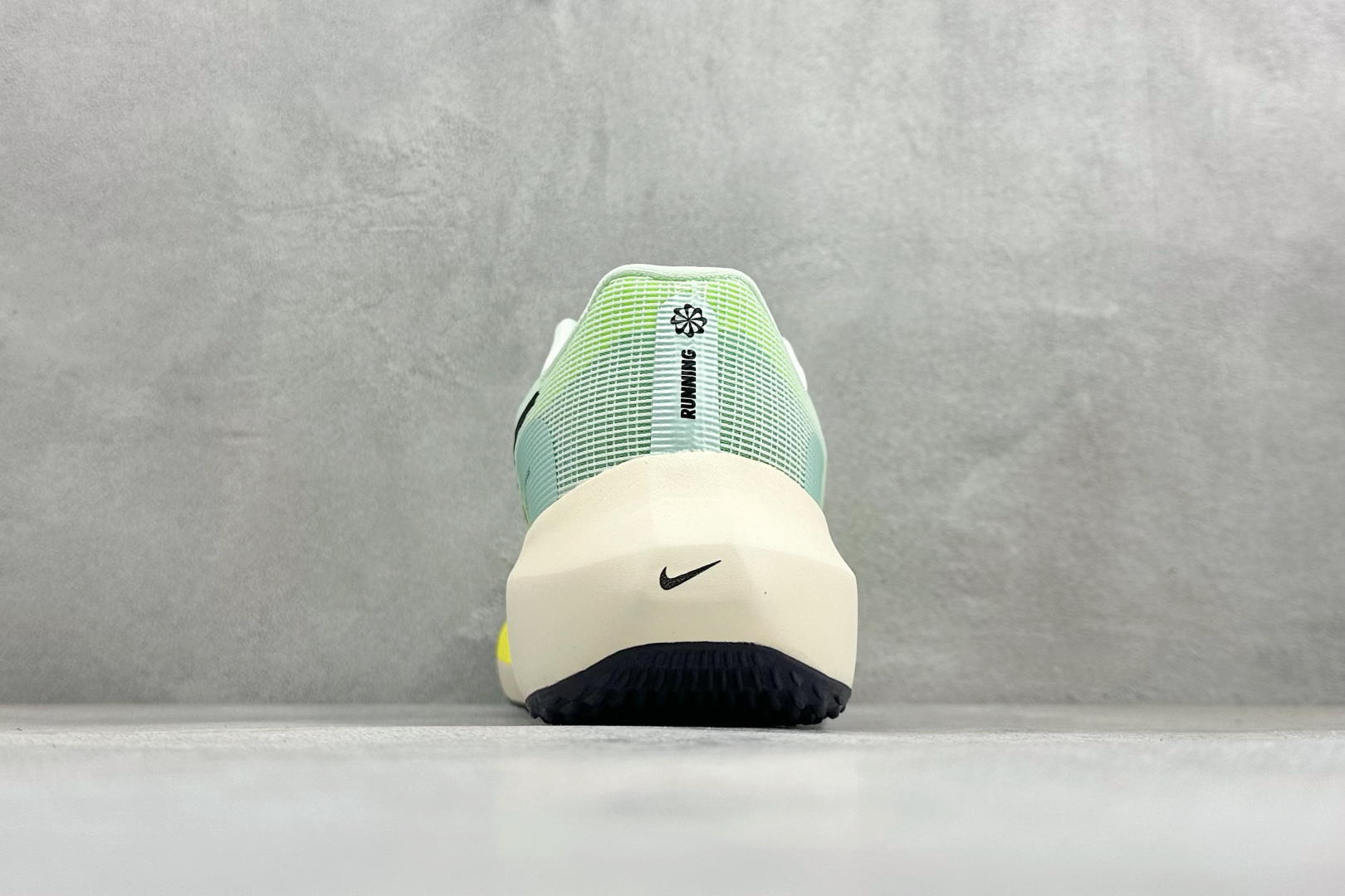 NK Zoom Fly 5 马拉松长跑运动休闲缓震碳板跑步鞋独家开模内嵌全掌铲形真碳板.如拆解发现非碳板