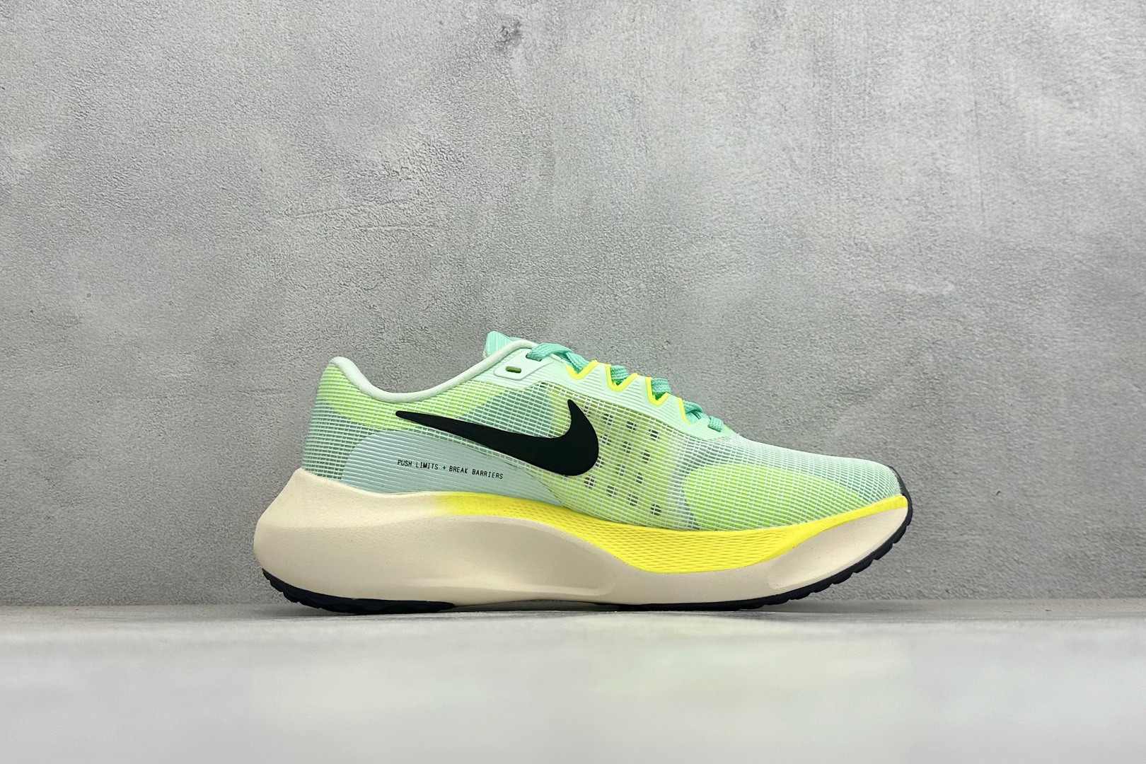 NK Zoom Fly 5 马拉松长跑运动休闲缓震碳板跑步鞋独家开模内嵌全掌铲形真碳板.如拆解发现非碳板