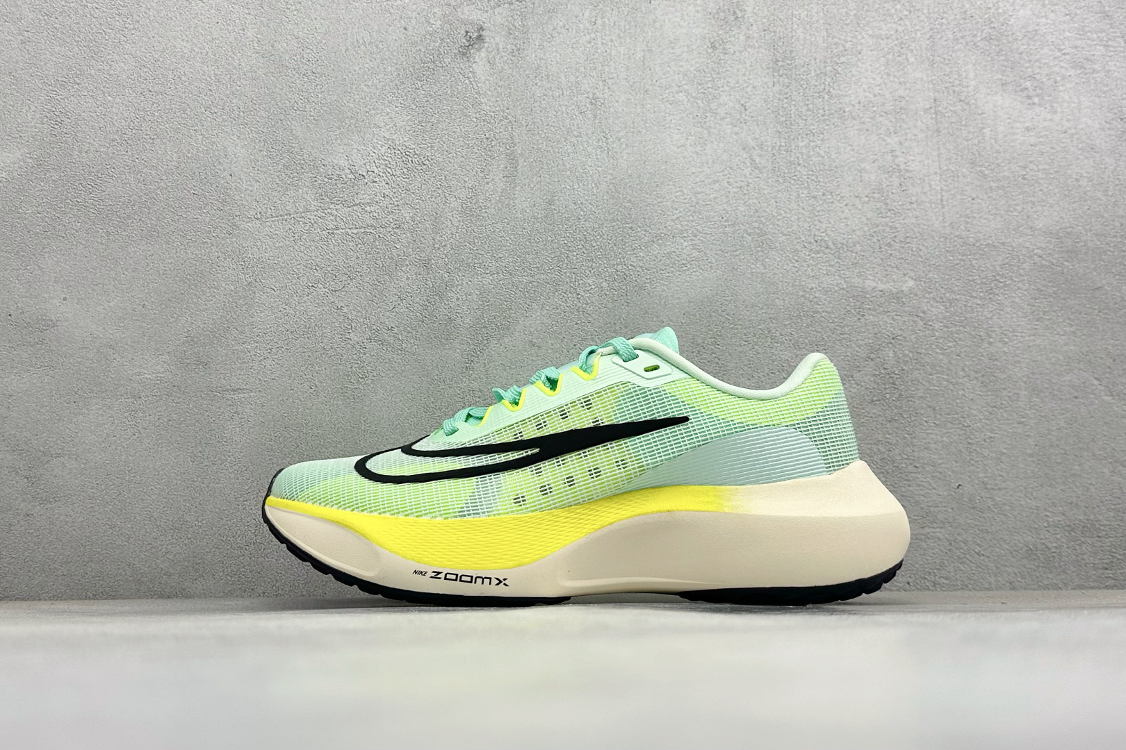 NK Zoom Fly 5 马拉松长跑运动休闲缓震碳板跑步鞋独家开模内嵌全掌铲形真碳板.如拆解发现非碳板