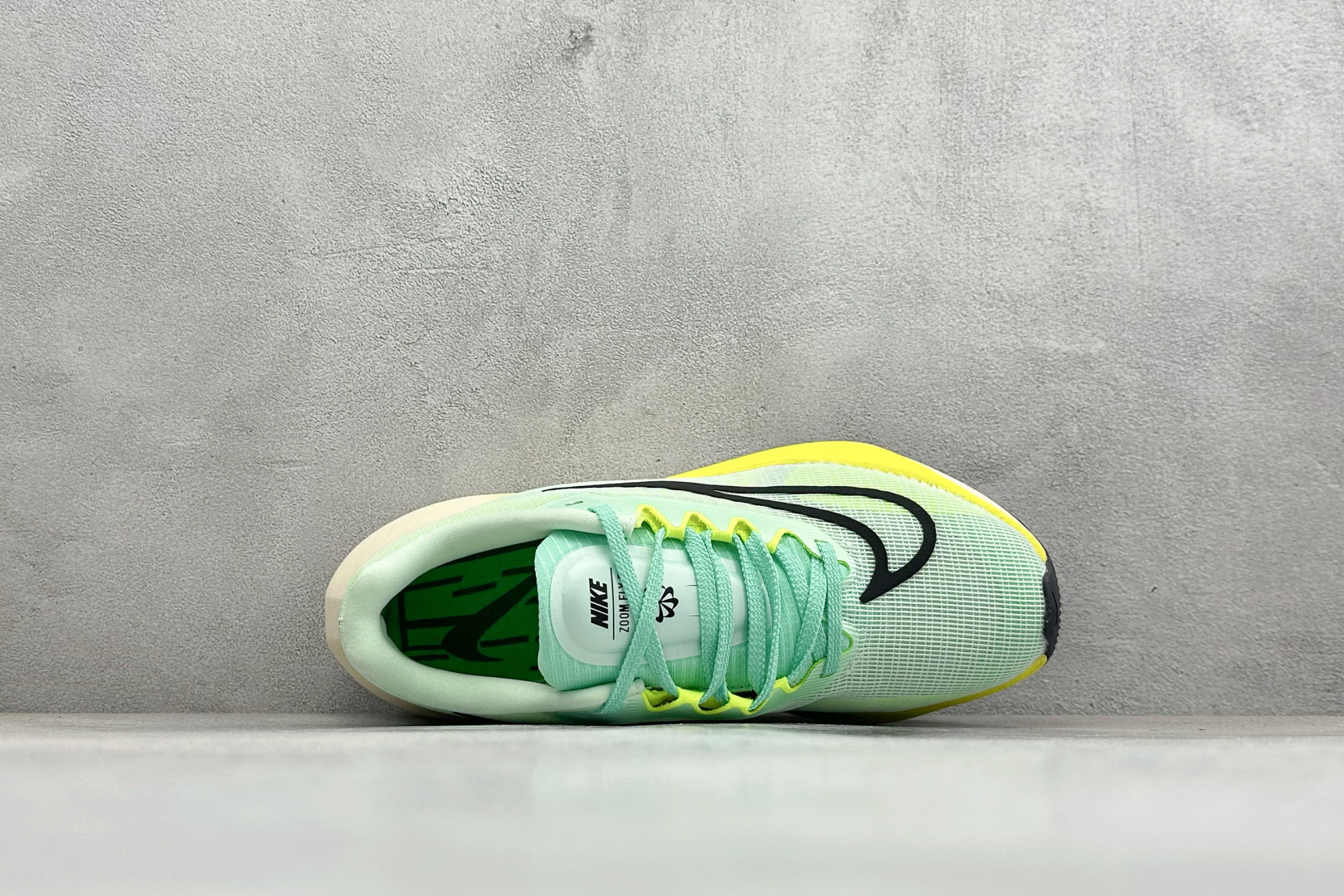NK Zoom Fly 5 马拉松长跑运动休闲缓震碳板跑步鞋独家开模内嵌全掌铲形真碳板.如拆解发现非碳板