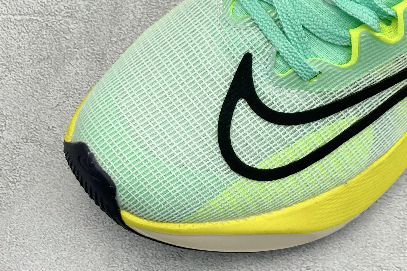 NK Zoom Fly 5 马拉松长跑运动休闲缓震碳板跑步鞋独家开模内嵌全掌铲形真碳板.如拆解发现非碳板