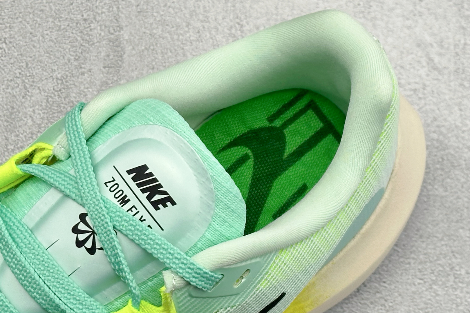 NK Zoom Fly 5 马拉松长跑运动休闲缓震碳板跑步鞋独家开模内嵌全掌铲形真碳板.如拆解发现非碳板