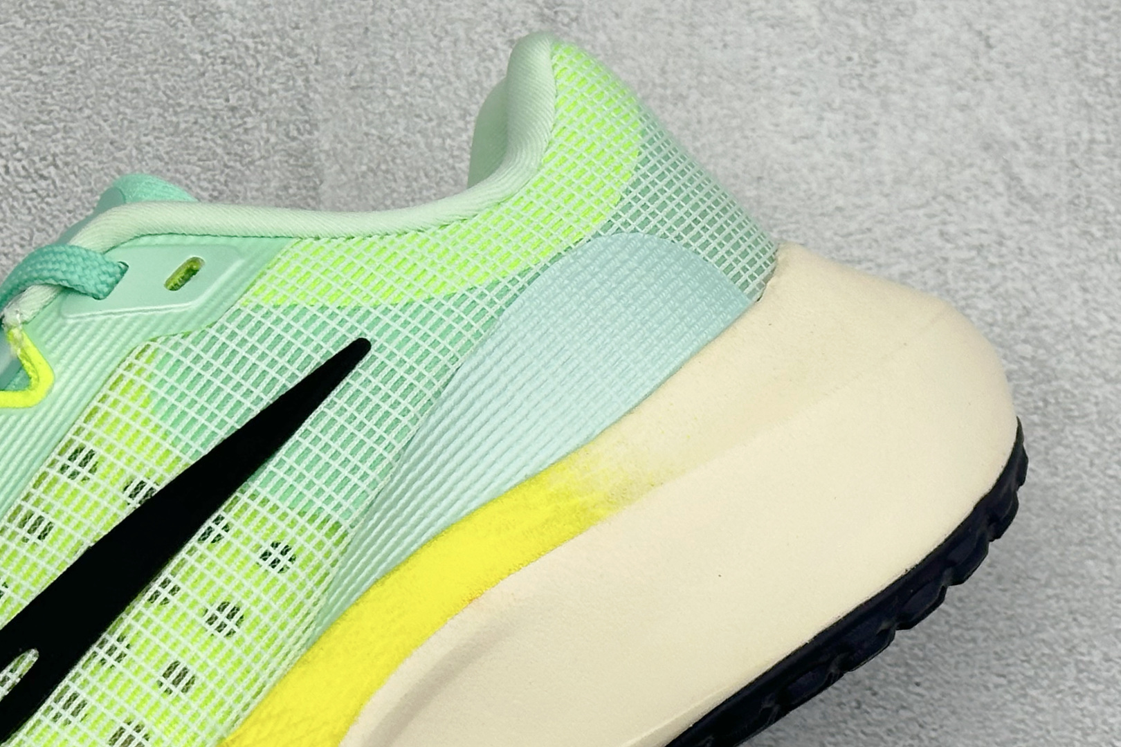 NK Zoom Fly 5 马拉松长跑运动休闲缓震碳板跑步鞋独家开模内嵌全掌铲形真碳板.如拆解发现非碳板