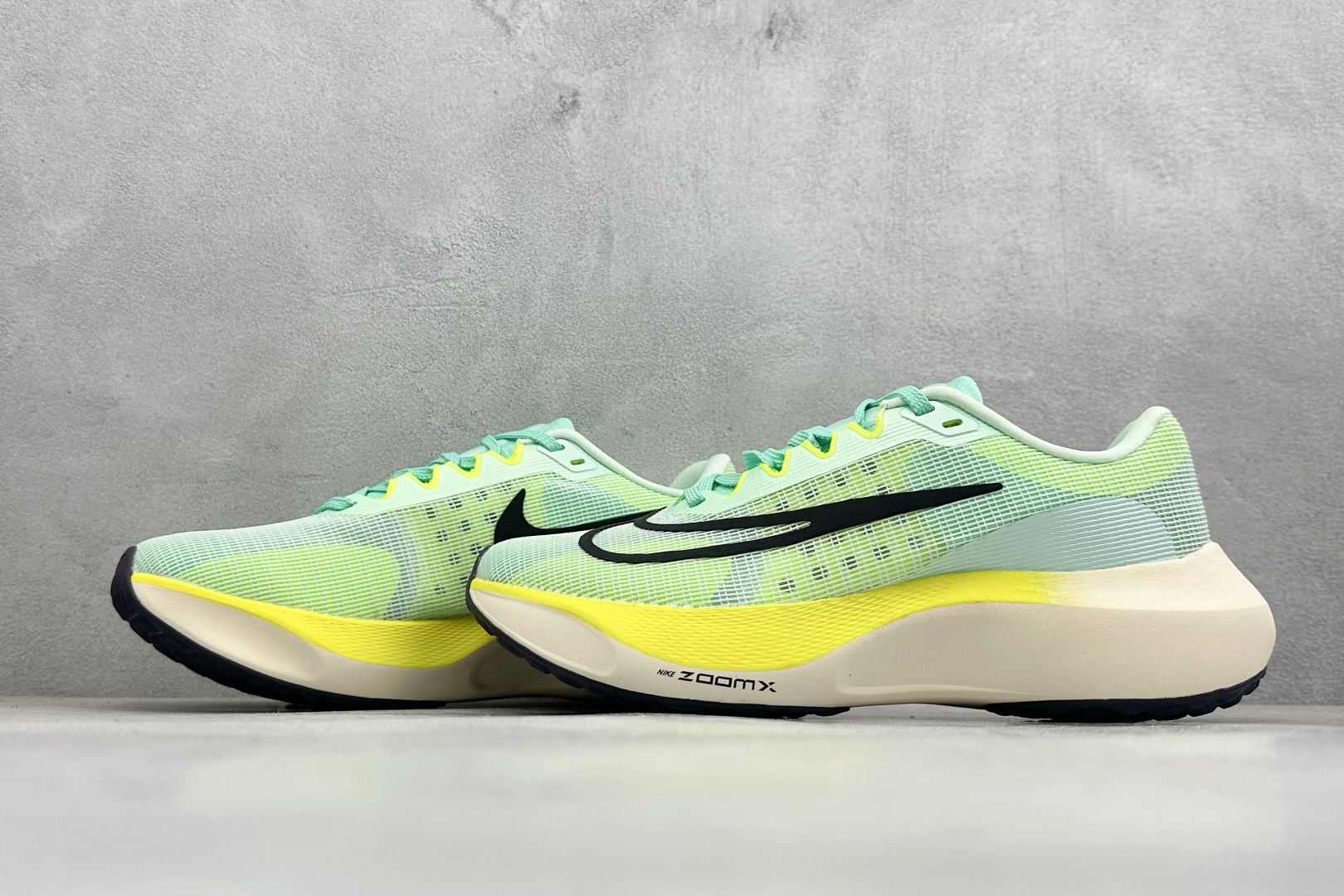 NK Zoom Fly 5 马拉松长跑运动休闲缓震碳板跑步鞋独家开模内嵌全掌铲形真碳板.如拆解发现非碳板