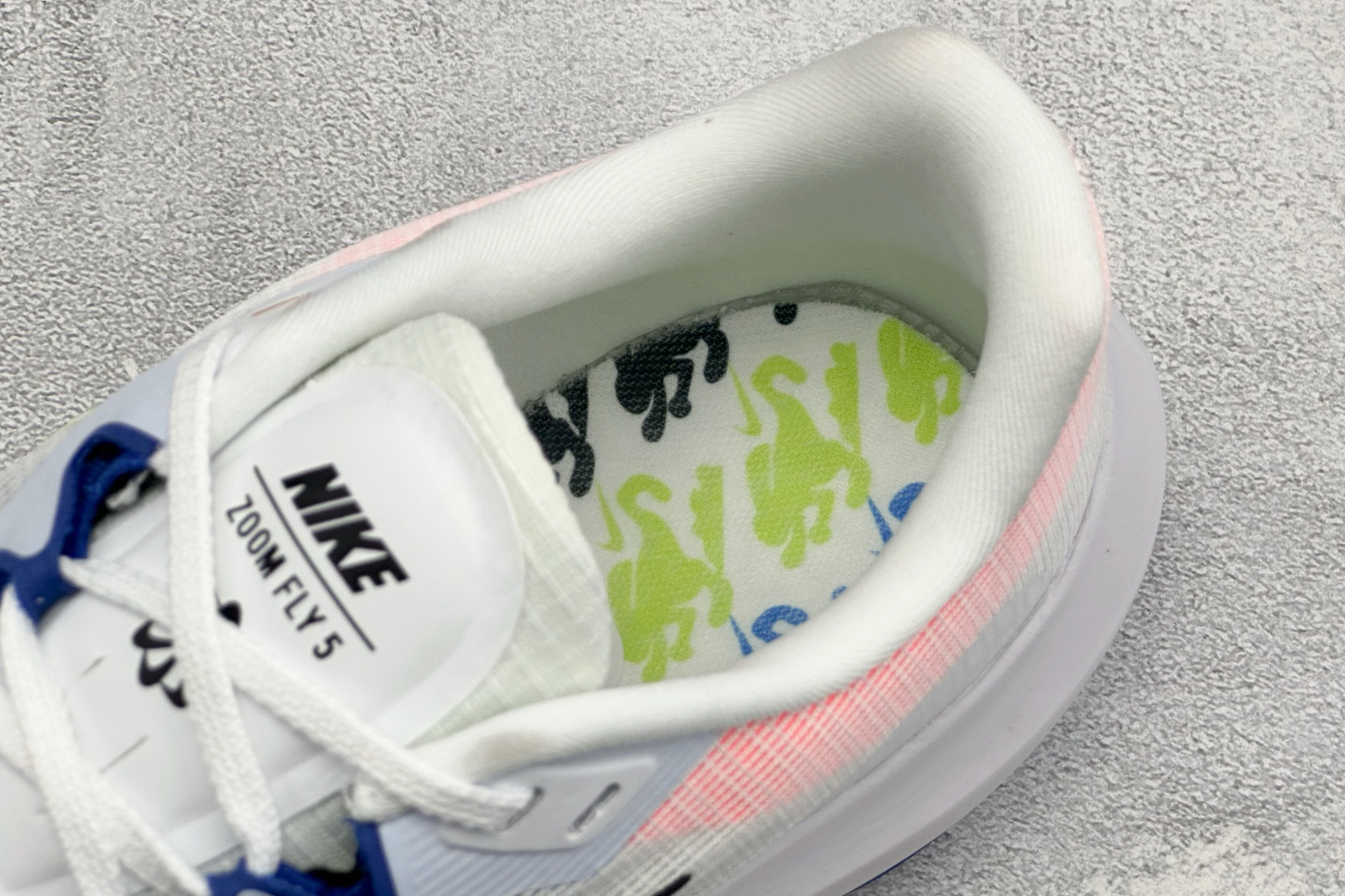 NK Zoom Fly 5 马拉松长跑运动休闲缓震碳板跑步鞋独家开模内嵌全掌铲形真碳板.如拆解发现非碳板