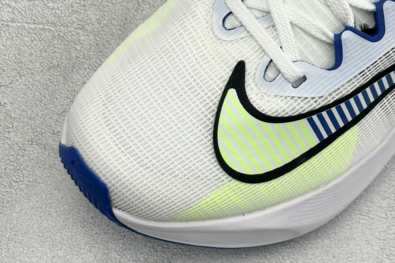 NK Zoom Fly 5 马拉松长跑运动休闲缓震碳板跑步鞋独家开模内嵌全掌铲形真碳板.如拆解发现非碳板