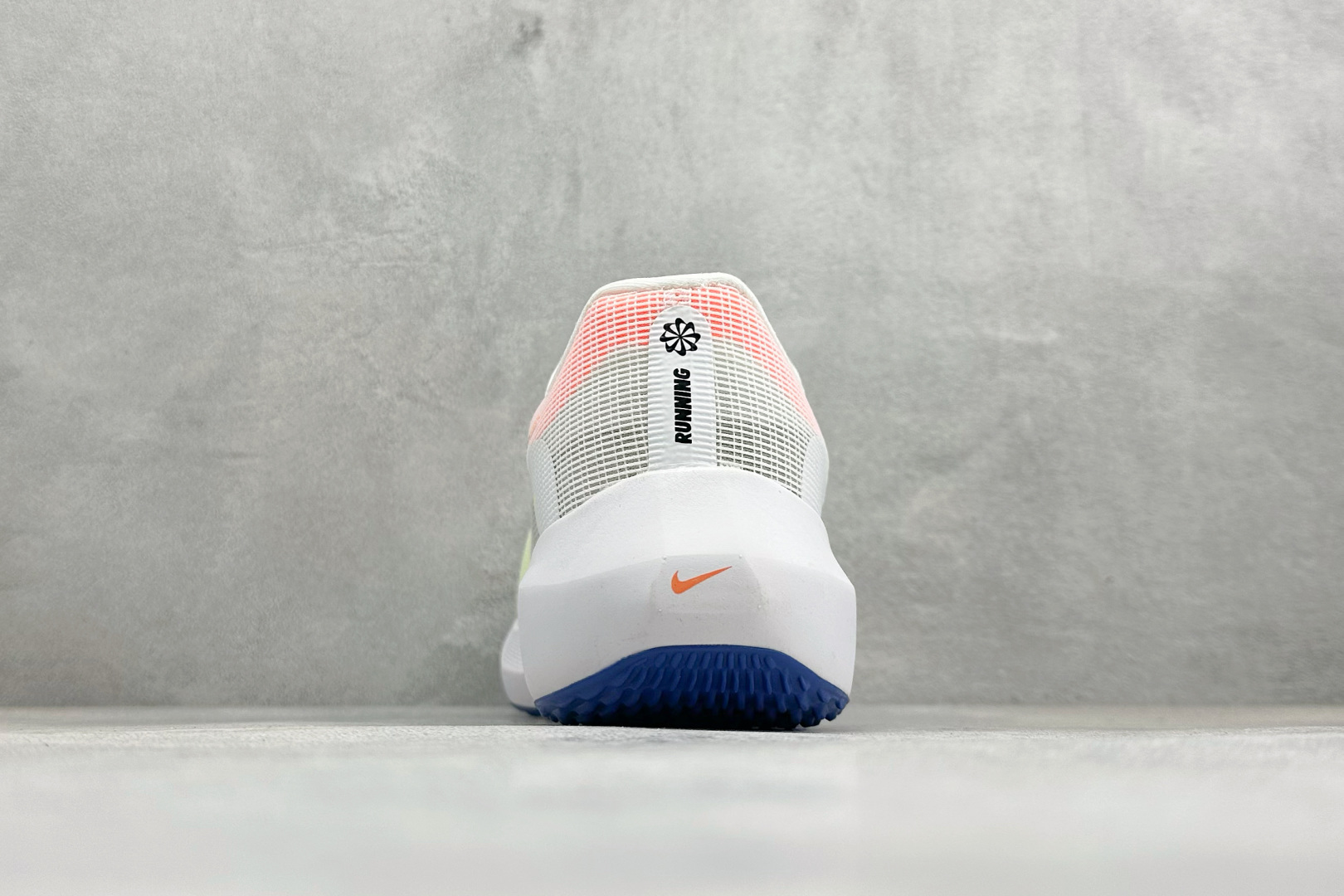 NK Zoom Fly 5 马拉松长跑运动休闲缓震碳板跑步鞋独家开模内嵌全掌铲形真碳板.如拆解发现非碳板