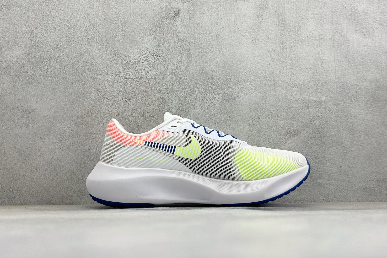 NK Zoom Fly 5 马拉松长跑运动休闲缓震碳板跑步鞋独家开模内嵌全掌铲形真碳板.如拆解发现非碳板