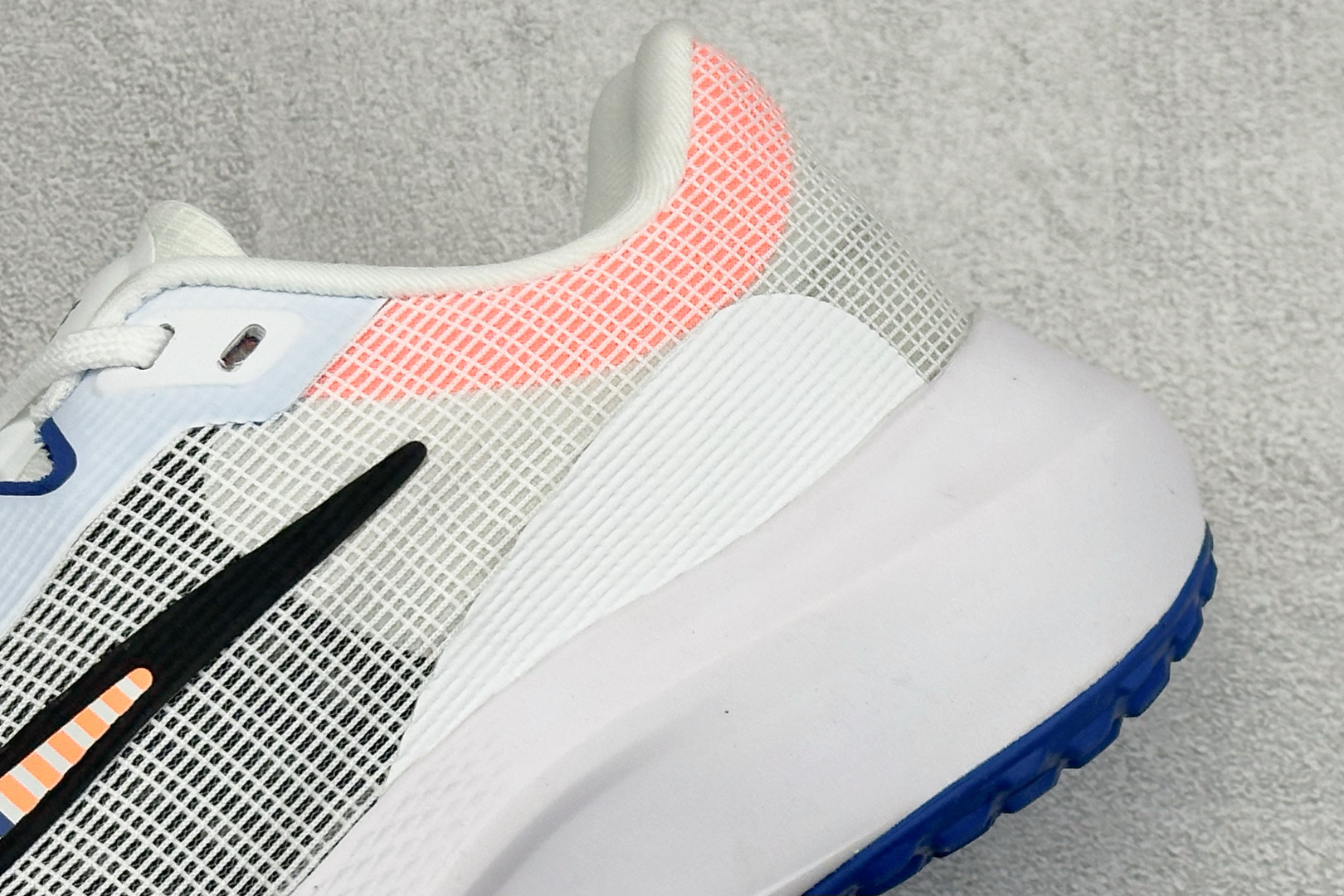 NK Zoom Fly 5 马拉松长跑运动休闲缓震碳板跑步鞋独家开模内嵌全掌铲形真碳板.如拆解发现非碳板