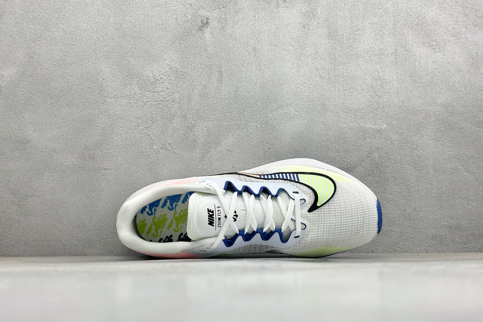 NK Zoom Fly 5 马拉松长跑运动休闲缓震碳板跑步鞋独家开模内嵌全掌铲形真碳板.如拆解发现非碳板