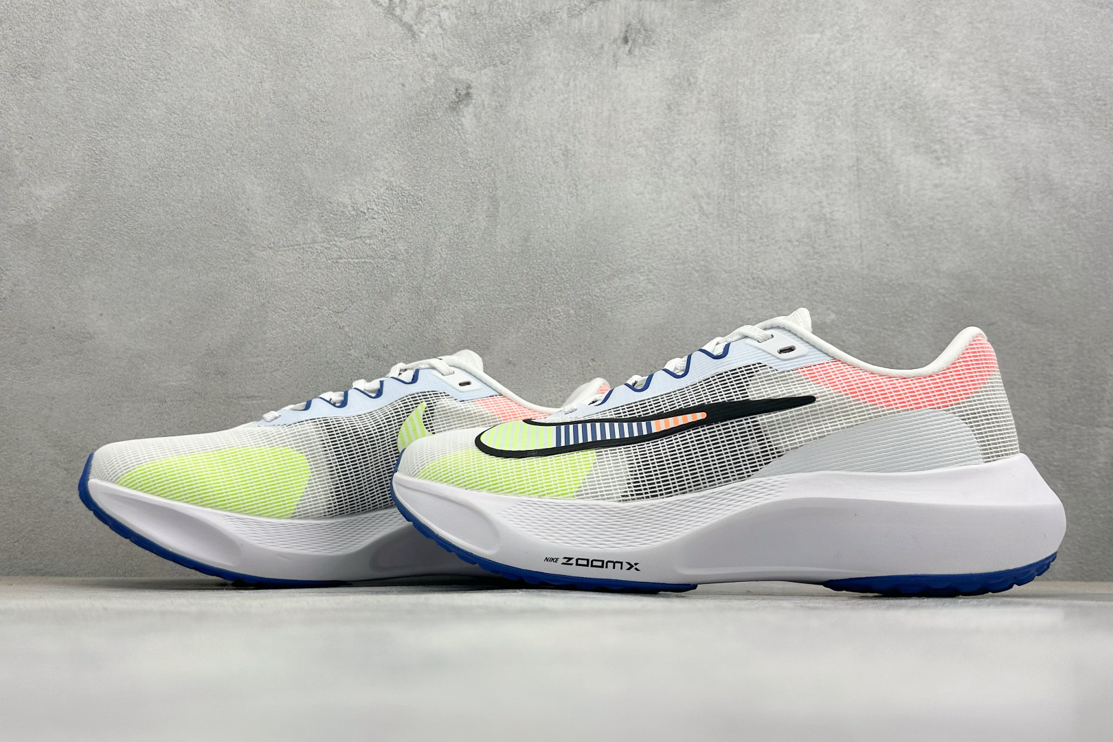NK Zoom Fly 5 马拉松长跑运动休闲缓震碳板跑步鞋独家开模内嵌全掌铲形真碳板.如拆解发现非碳板