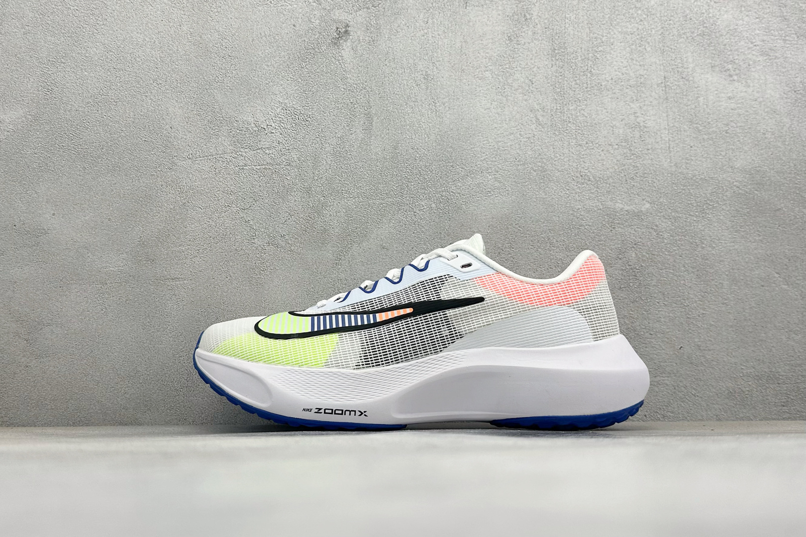 NK Zoom Fly 5 马拉松长跑运动休闲缓震碳板跑步鞋独家开模内嵌全掌铲形真碳板.如拆解发现非碳板