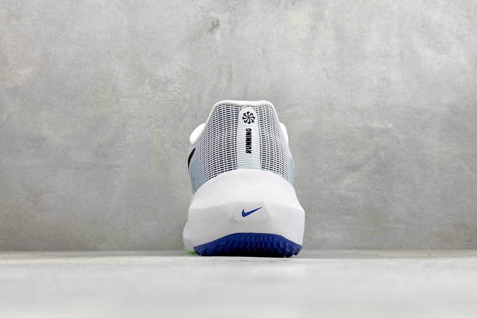 NK Zoom Fly 5 马拉松长跑运动休闲缓震碳板跑步鞋独家开模内嵌全掌铲形真碳板.如拆解发现非碳板