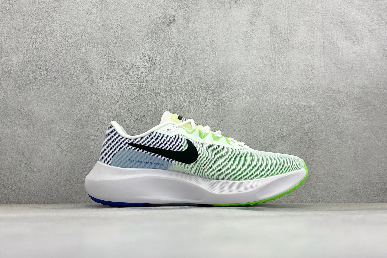 NK Zoom Fly 5 马拉松长跑运动休闲缓震碳板跑步鞋独家开模内嵌全掌铲形真碳板.如拆解发现非碳板
