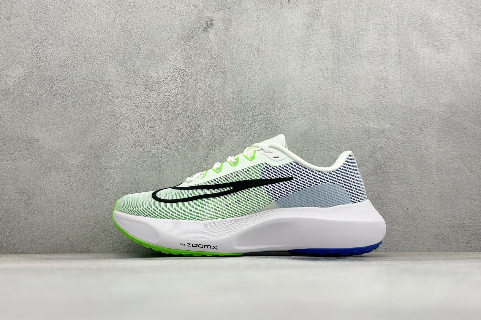 NK Zoom Fly 5 马拉松长跑运动休闲缓震碳板跑步鞋独家开模内嵌全掌铲形真碳板.如拆解发现非碳板