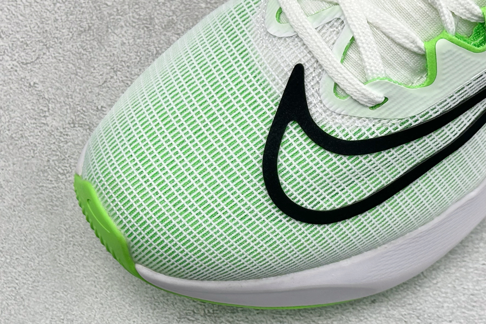 NK Zoom Fly 5 马拉松长跑运动休闲缓震碳板跑步鞋独家开模内嵌全掌铲形真碳板.如拆解发现非碳板