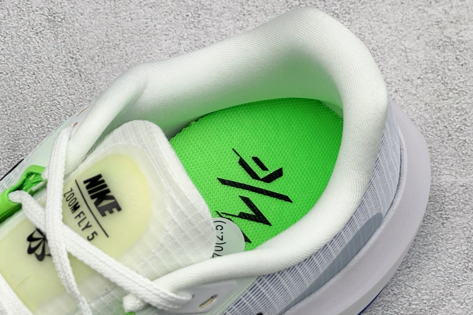 NK Zoom Fly 5 马拉松长跑运动休闲缓震碳板跑步鞋独家开模内嵌全掌铲形真碳板.如拆解发现非碳板