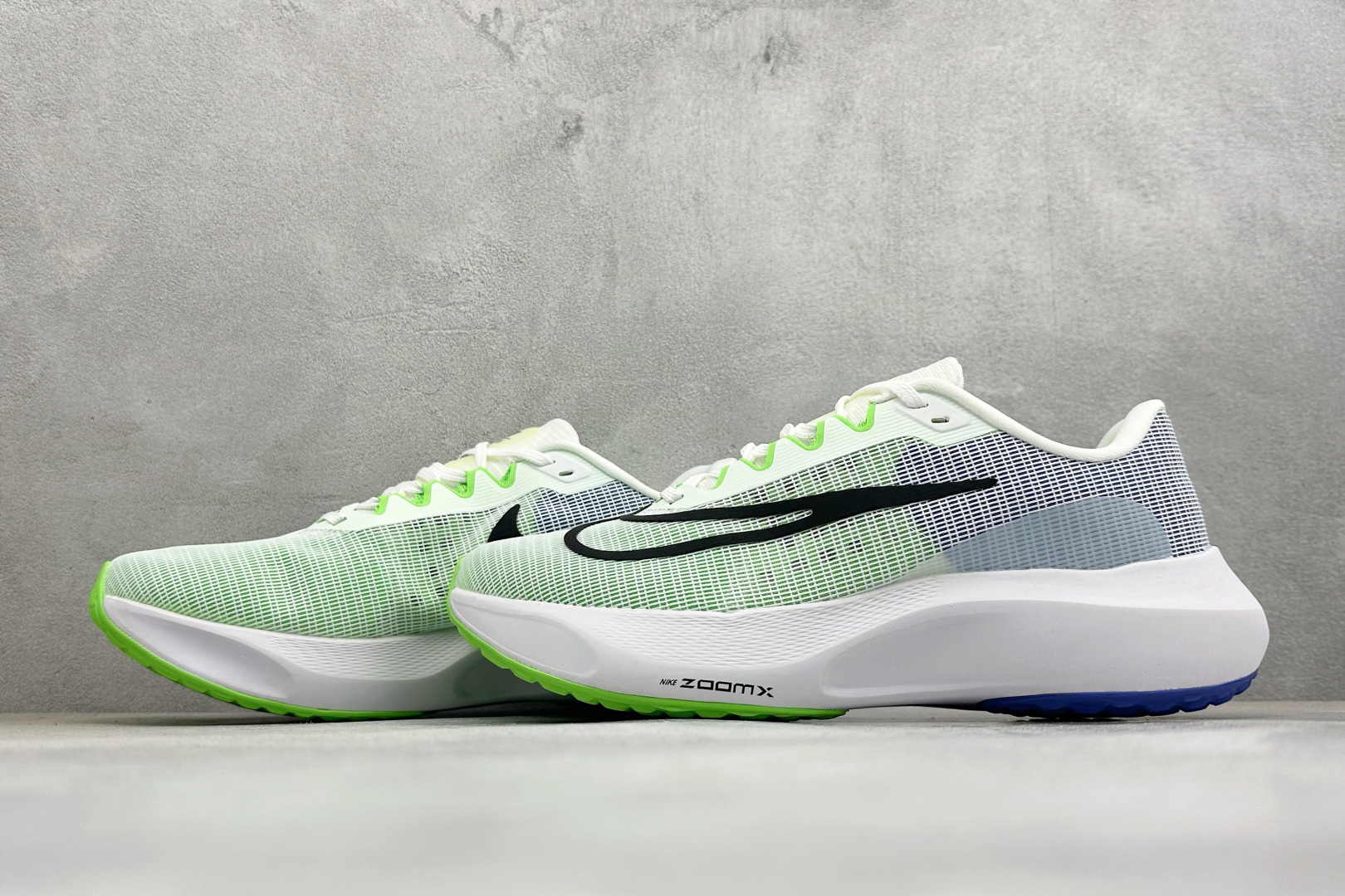 NK Zoom Fly 5 马拉松长跑运动休闲缓震碳板跑步鞋独家开模内嵌全掌铲形真碳板.如拆解发现非碳板