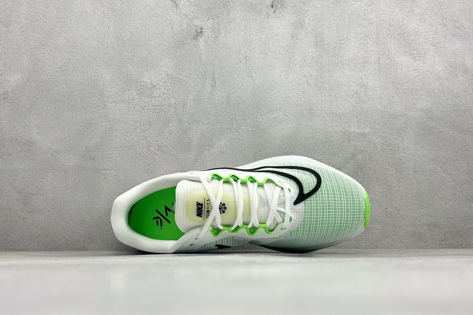 NK Zoom Fly 5 马拉松长跑运动休闲缓震碳板跑步鞋独家开模内嵌全掌铲形真碳板.如拆解发现非碳板