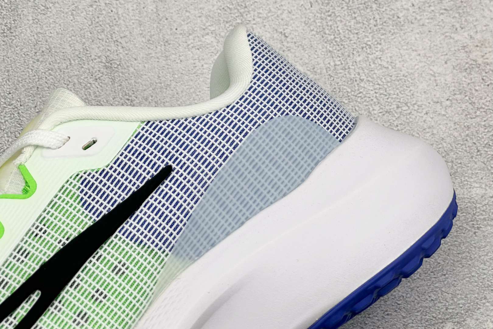 NK Zoom Fly 5 马拉松长跑运动休闲缓震碳板跑步鞋独家开模内嵌全掌铲形真碳板.如拆解发现非碳板