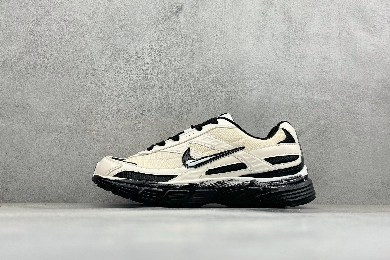 NO:832648,Local Store Private NIKE INITIATOR Founder Series Retro Casual Sports Comfort Running Shoes Made with breathable mesh upper and supportive overlays, a naturally motion-designed Phlyon midsole for cushioning, and a BRS 1,000 carbon rubber outsole for lightweight flexibility, traction and durability. Item No. 394055-100 Sizes 36-45 with half sizes Code 42,19860909本地 放店私 NIKE INITIATOR创始者系列复古休闲运动舒适跑鞋 采用透气网眼鞋面和支撑覆盖层,自然运动设计的Phlyon中底用于缓冲,BRS 1,000碳橡胶外底具有轻质柔韧性,牵引力和耐用性. 货号394055-100 尺码36-45带半码 编码42,,Men's shoes