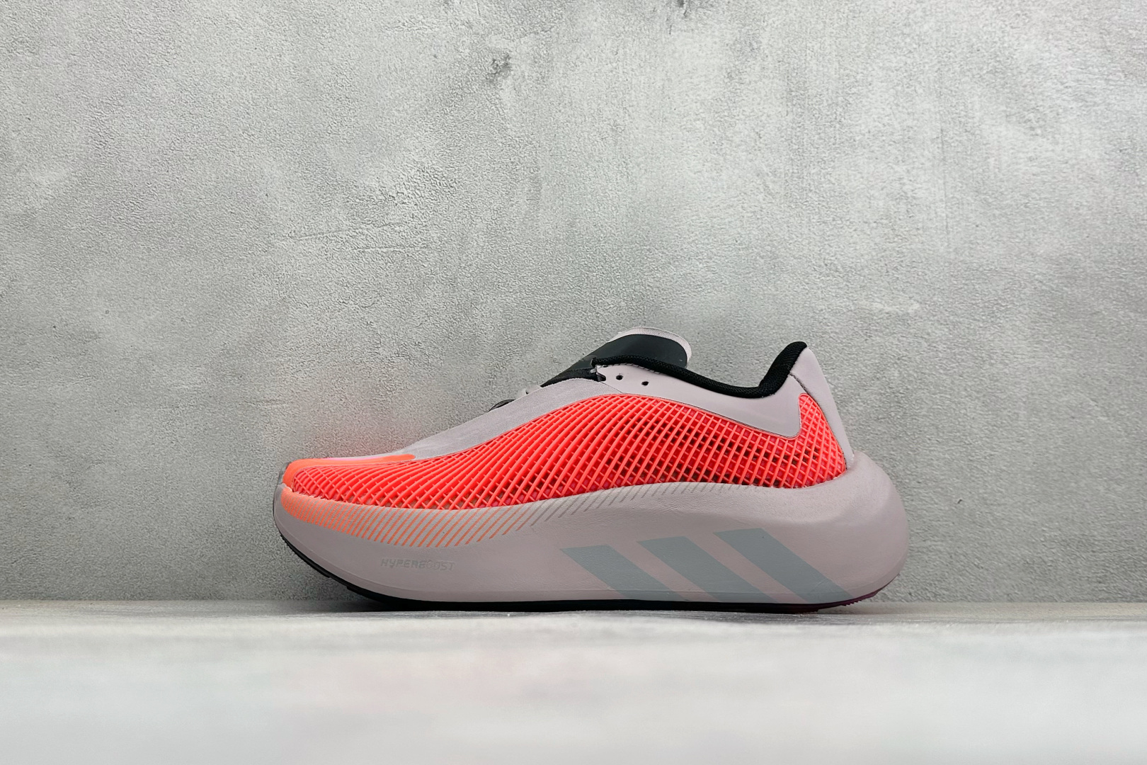 NO:832654,Local terminal store JF version AD Hyper Boost Edge M lightweight racing sports running shoes CELERMESH knitted mesh is very thin and has large gaps between fibers to ensure breathability and perspiration during running. The tongue is directly connected to the lining and sole on both sides. You will not be troubled by the left and right movement of the tongue during running. On the basis of the standard shoelace holes, a set of shoelace holes are widened to suit the needs of different foot types. Breakthrough EnergyRods  Technology helps runners achieve better results. The unique LIGHTSTRIKE PRO foam material in the midsole provides a good support experience during running. It is a trustworthy pair of racing shoes for top elites and high-level advanced runners. Item No. LB3825 Size 36-45 does not have half a size. Code 33,19860909本地 终端放店 JF版AD Hyper Boost Edge M 轻量竞速运动跑鞋 CELERMESH针织网面非常轻薄 纤维间的缝隙很大 可以保证跑步时的透气、排汗效果 鞋舌直接与两侧的内衬和鞋底连接在一起 在跑步过程中不会被鞋舌的左右移动所困扰 在标准鞋带孔的基础上再拓宽一组鞋带孔 适合不同脚型的需求 突破性 EnergyRods 技术,有助于跑者实现更好的成绩 中底独特的LIGHTSTRIKE PRO泡棉材质 微弹感觉在跑步过程中给予了良好的支撑体验 对于顶级精英和高水平进阶跑者来说是一双值得信赖的竞速比赛用鞋 货号LB3825 Size36-45没半码 编码33,,Men's shoes