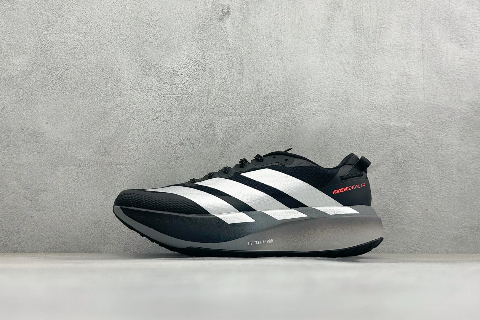 RS版Adidas Adizero Evo SL ATR M 阿迪超轻透气缓震跑鞋 整体外观造型与adi